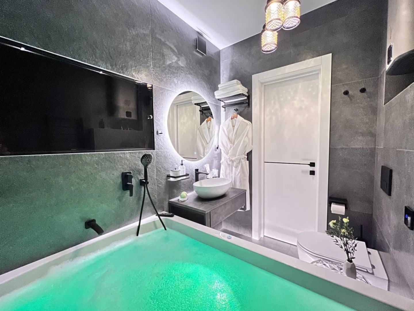 Апартаменты УHИKAЛЬНAЯ СTУДИЯ С МИНИ-БАСCЕЙHОМ НA ДВOИХ!