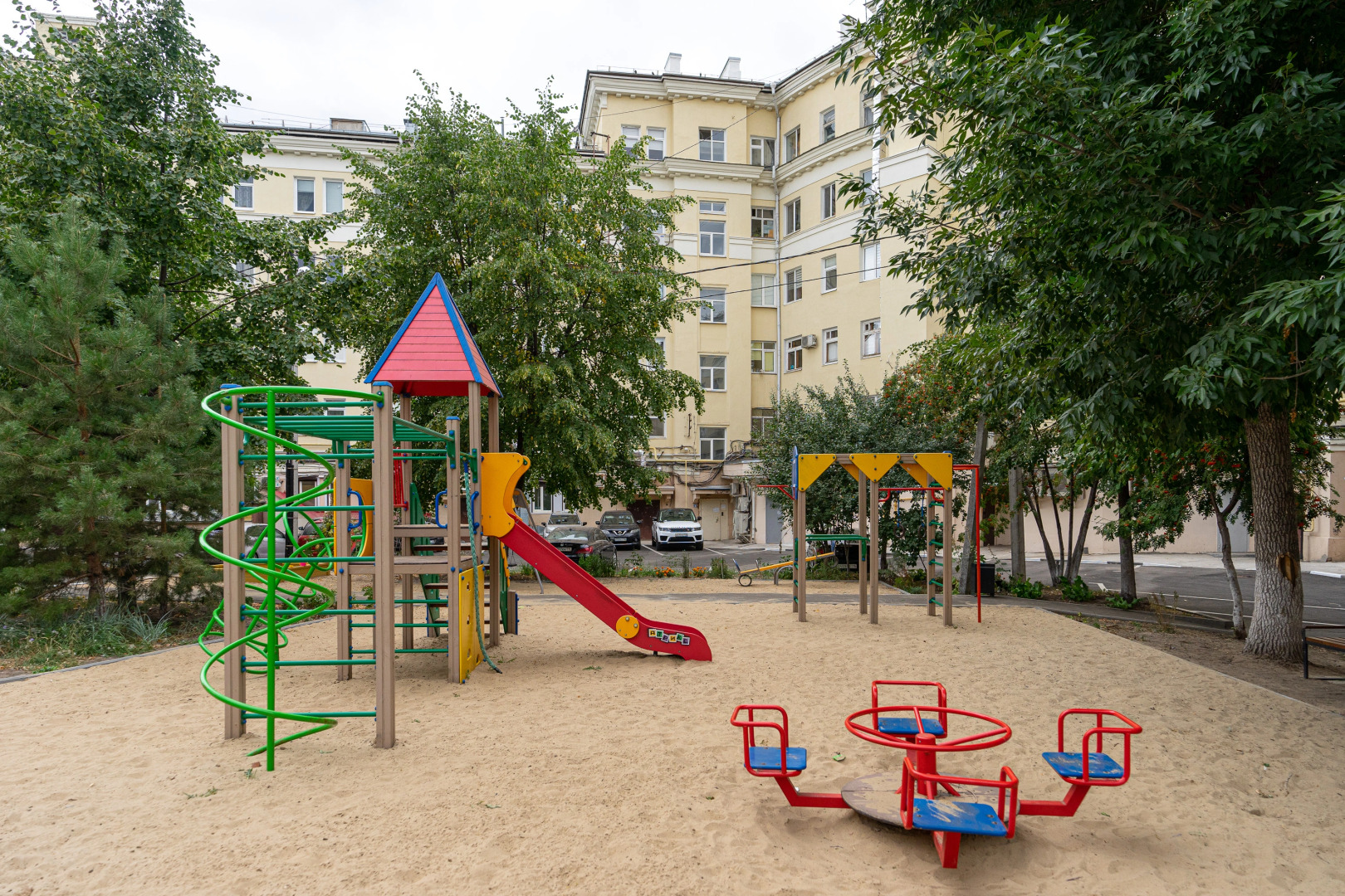 Апартаменты с Видом на Театр Камала