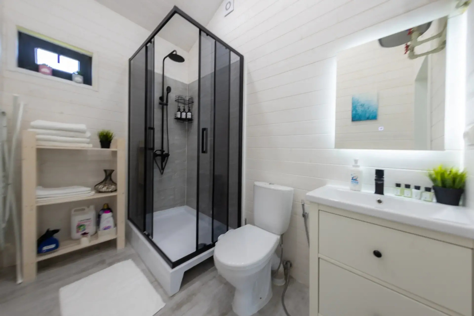 Частный дом У реки в горах