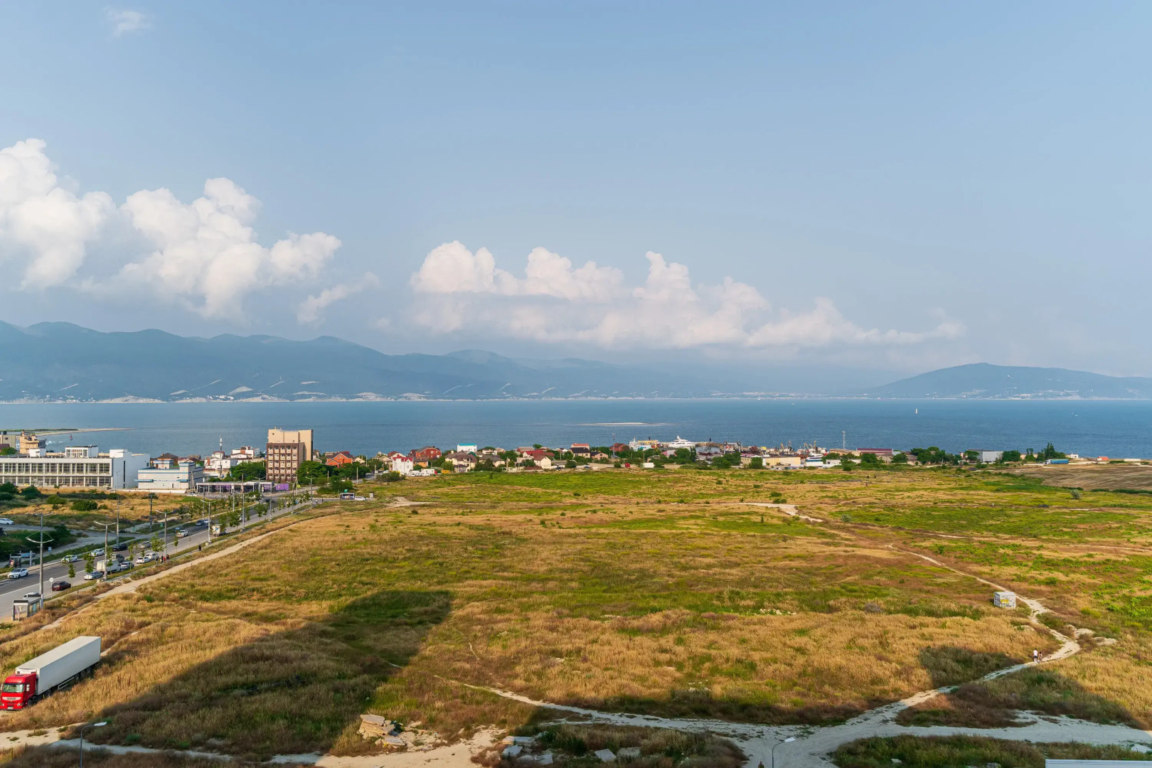 Апартаменты с потрясающим видом на море и двор в Южном районе Новороссийска от LetoApart