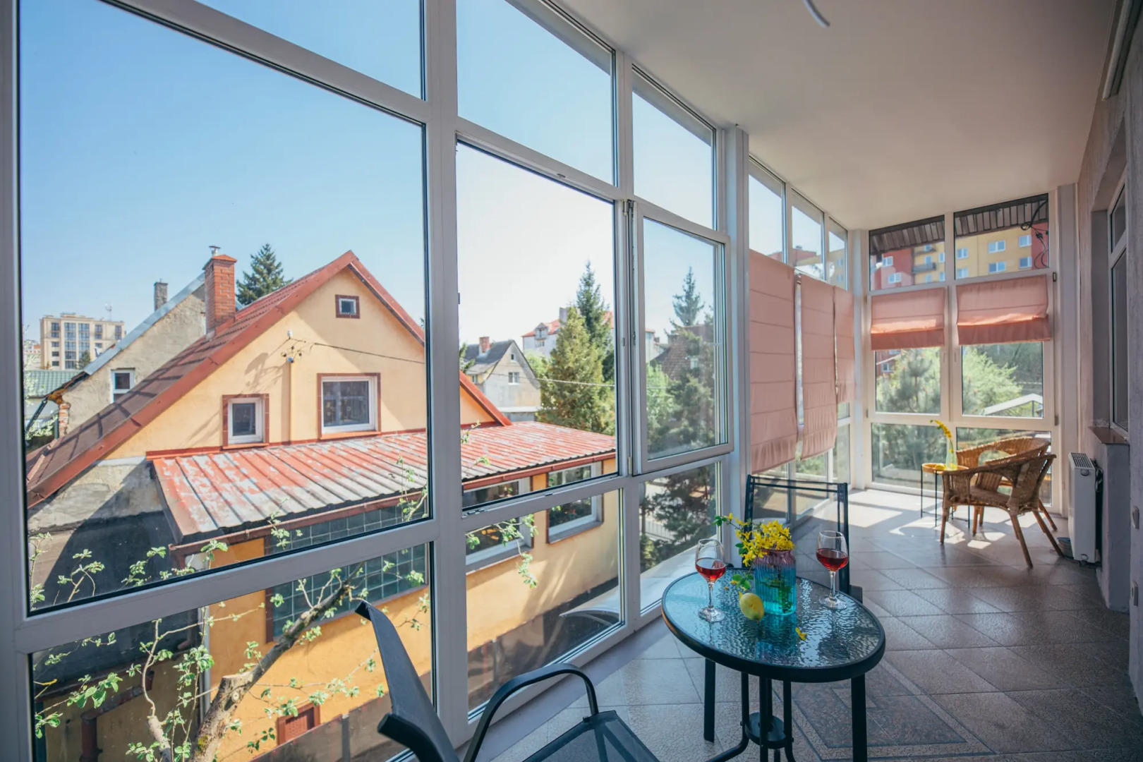 Частный дом в центре города с зеленым садом