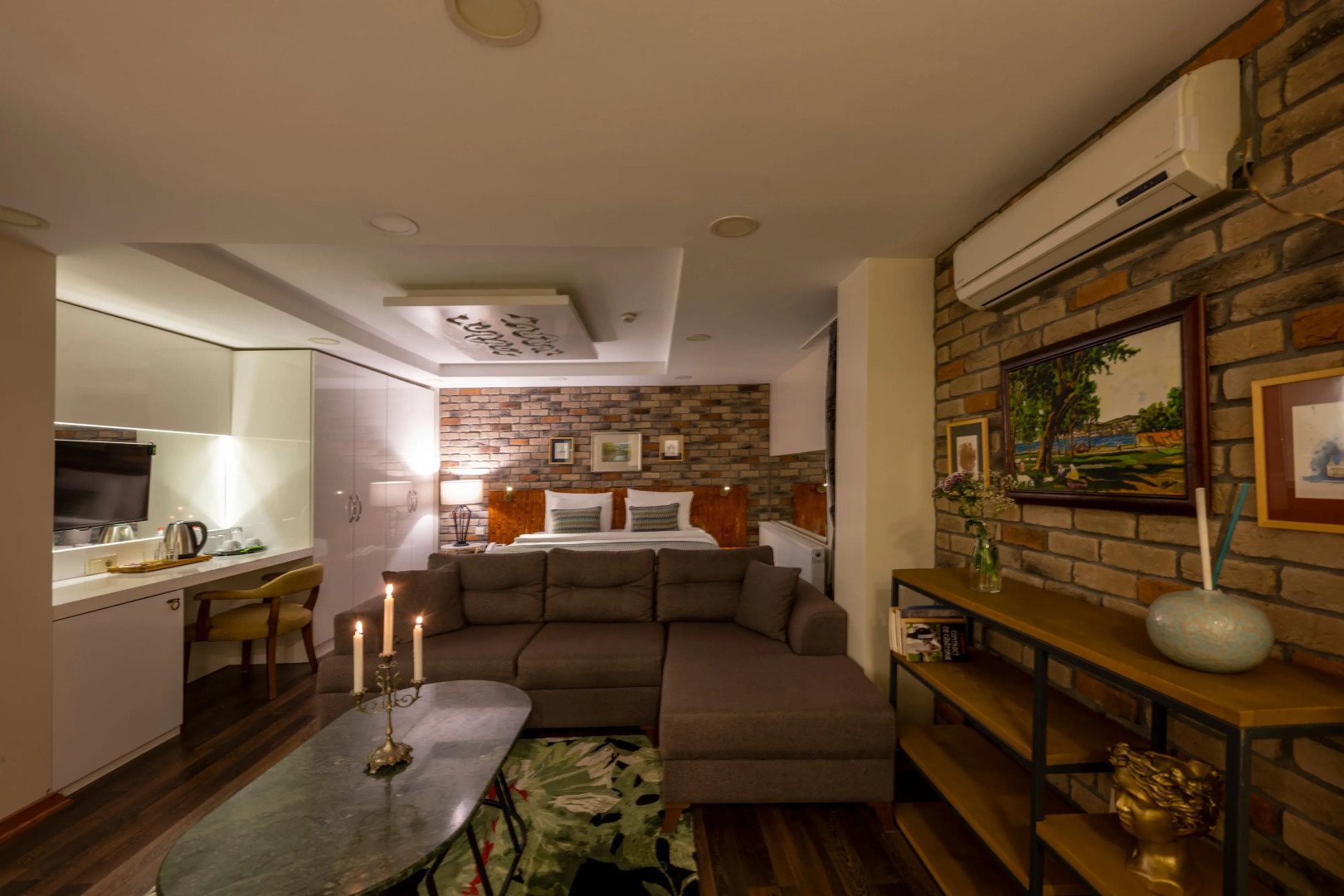 Отель The Marions Suite