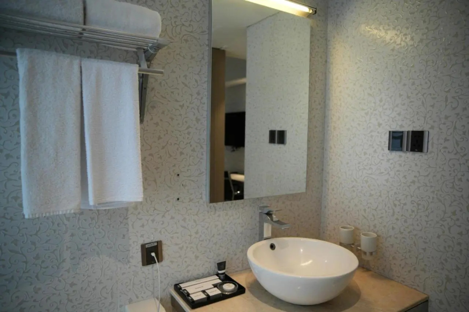 Отель Lakeshore Heights