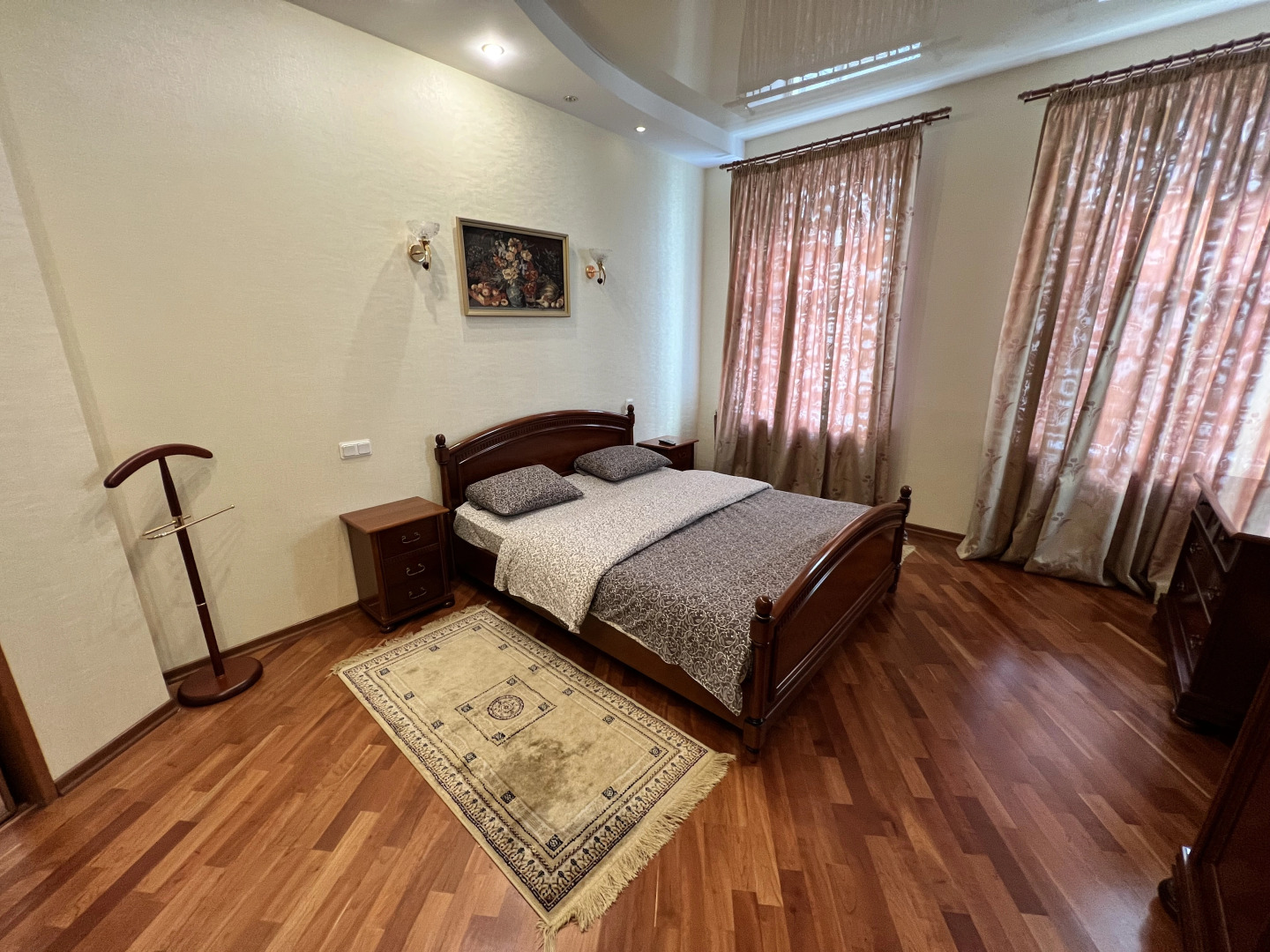 Трехкомнатная квартира с сауной и джакузи Парковка