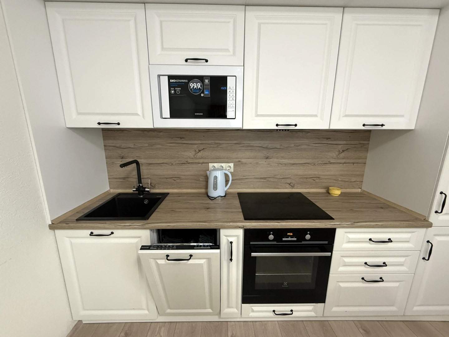 Апартаменты Элитные на берегу реки Тура с видом на Мост Влюбленных