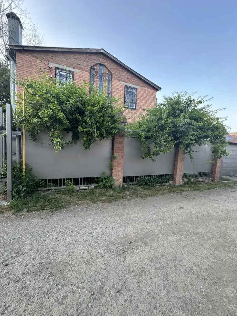 Частный дом с садом и бассейном