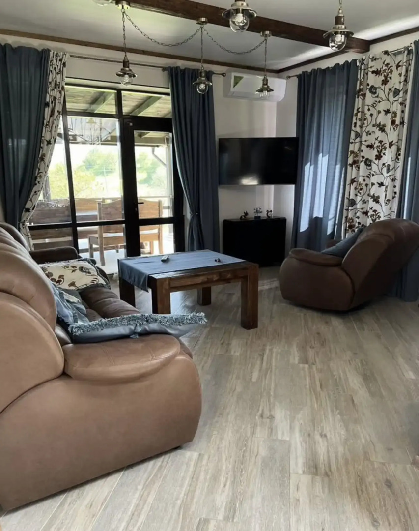 Частный дом Усадьба Сергея Пускепалиса у подножия горы Верблюд с полётами на рассвете