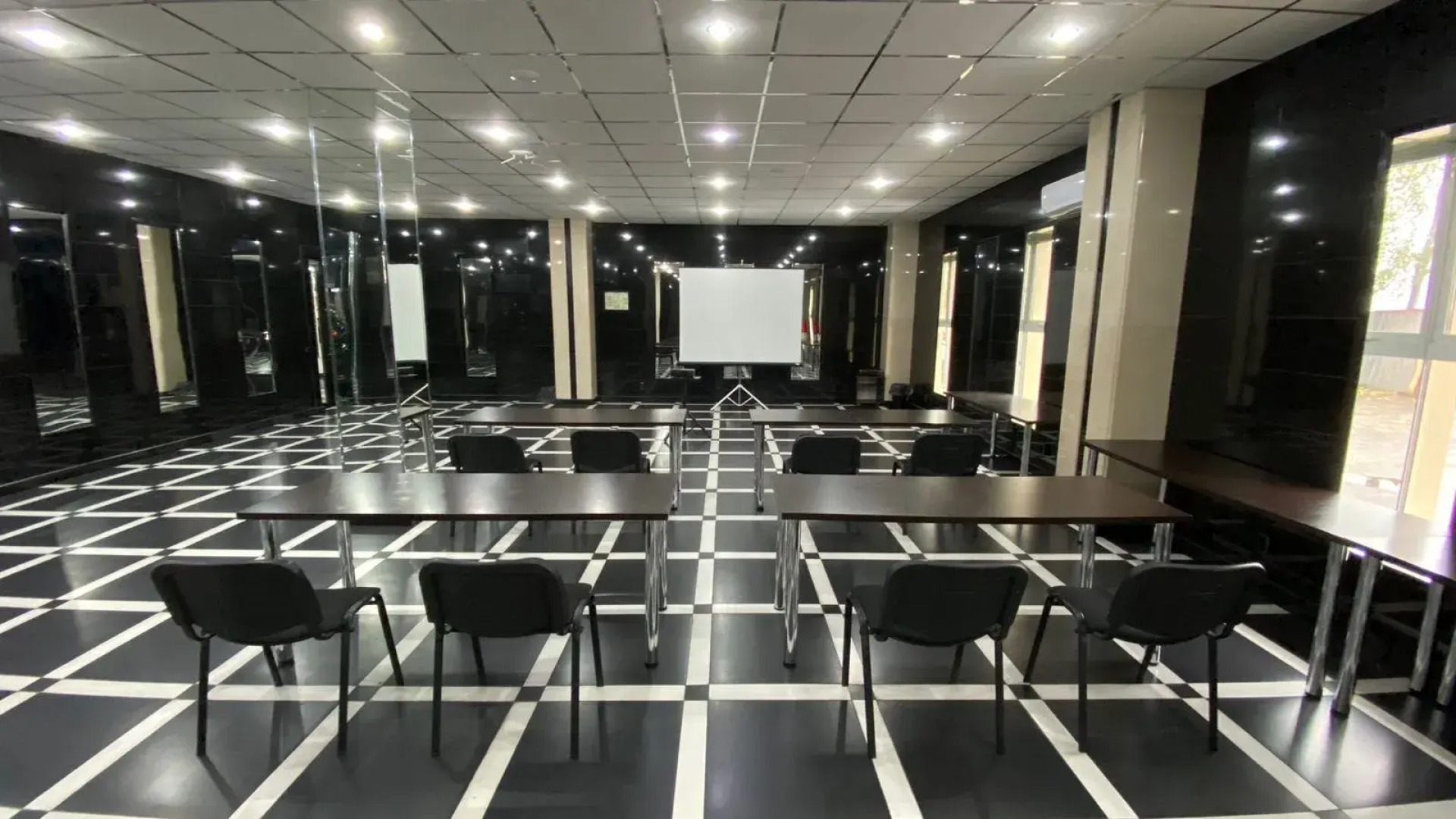 Отель Forum Plaza