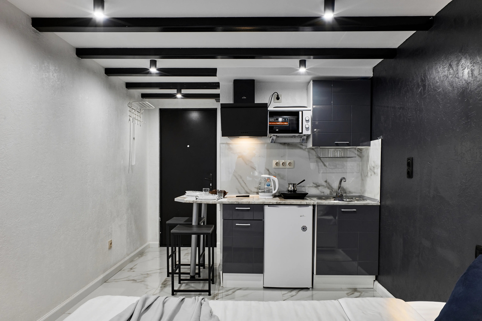 Апартаменты монохромные EasyGuest на Чертановской