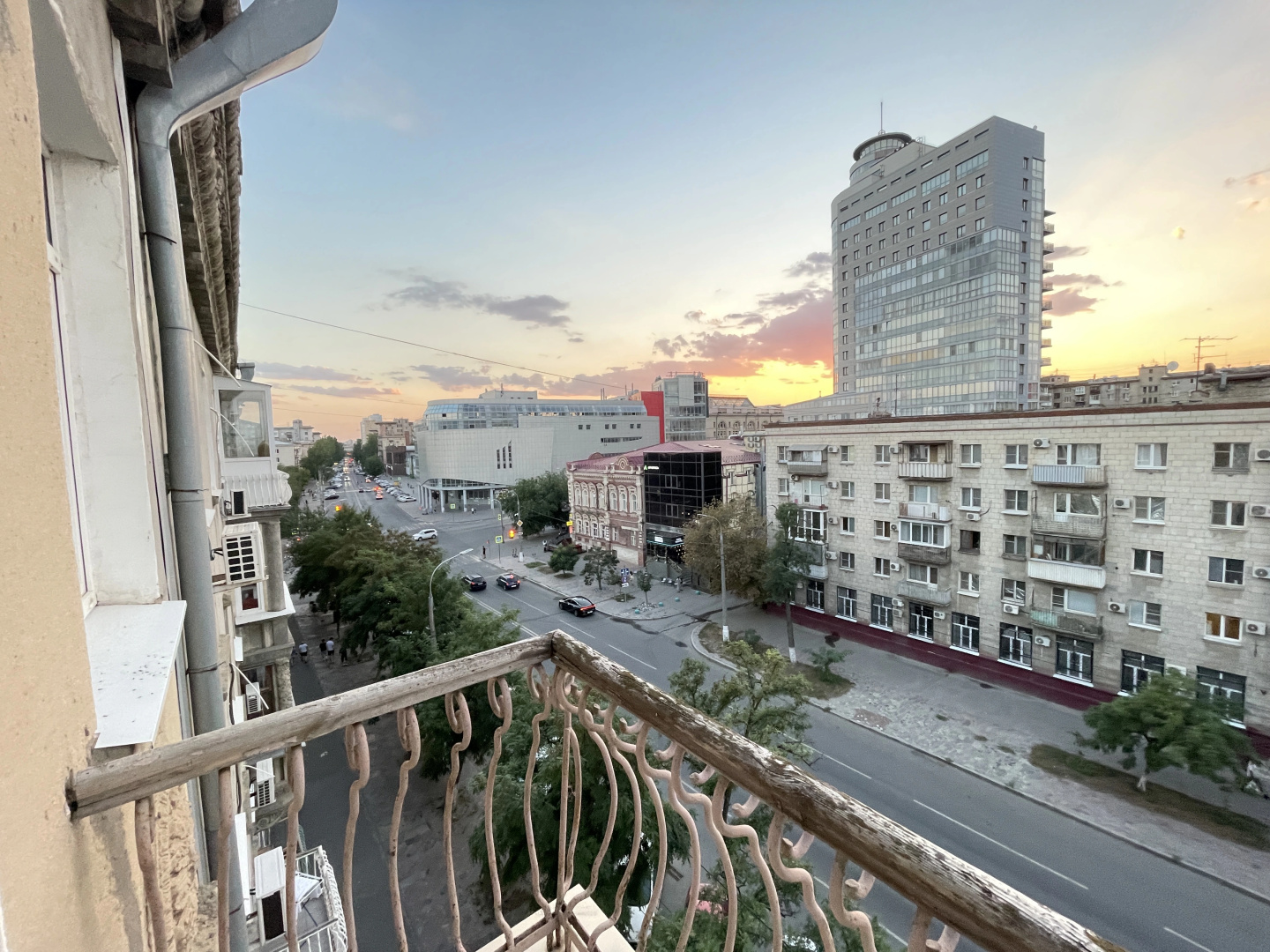 Апартаменты трёхкомнатные в центре города с балконом