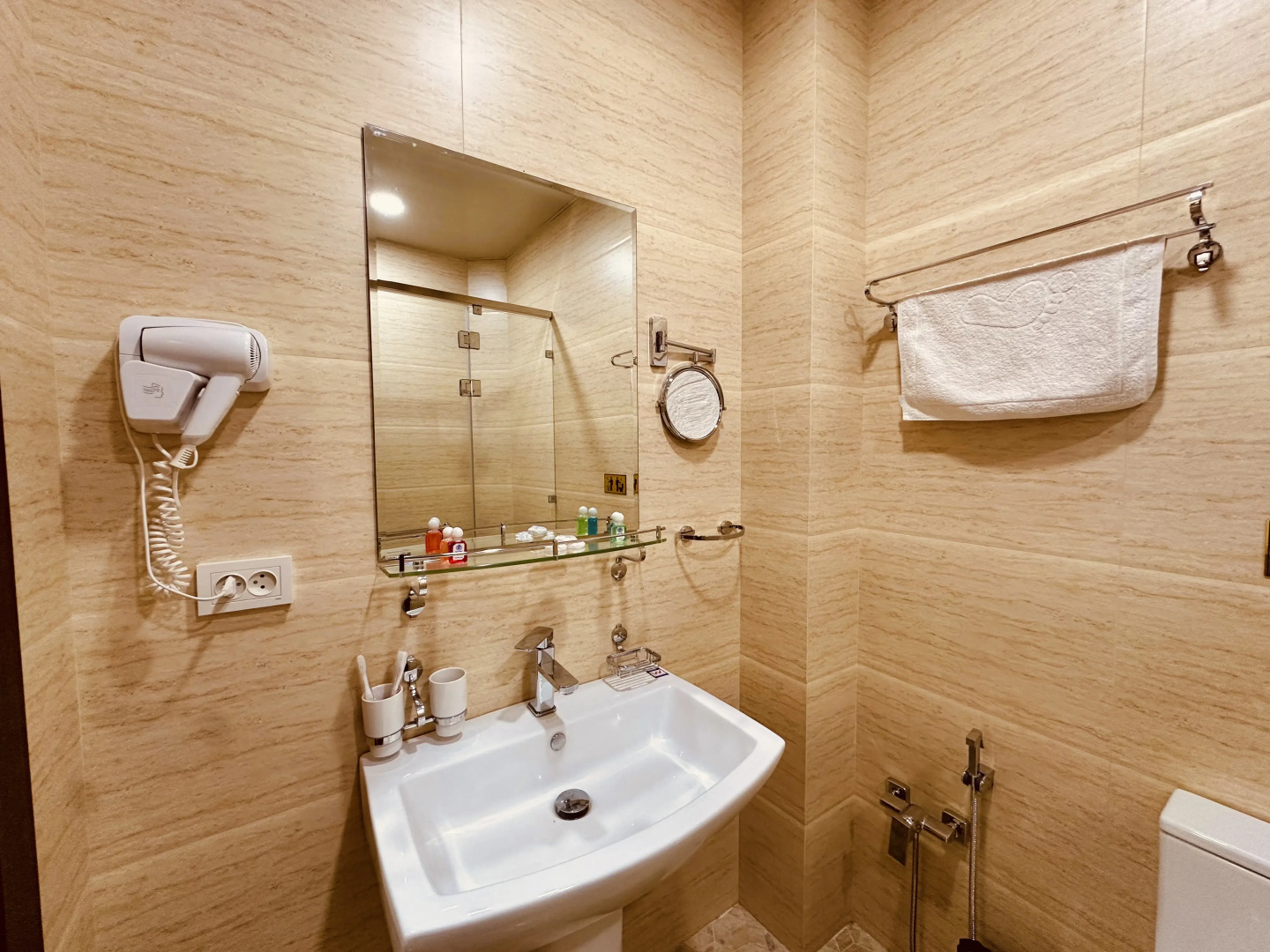 Отель Ayvan Plaza