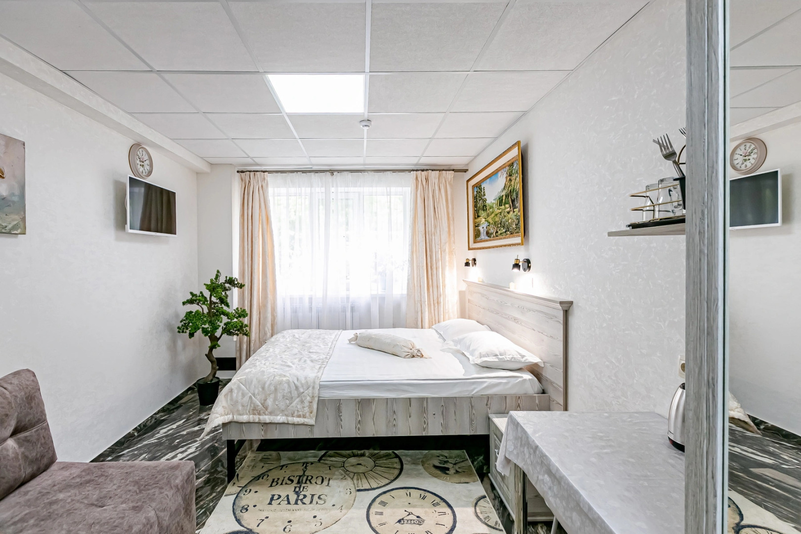 Отель Лидер