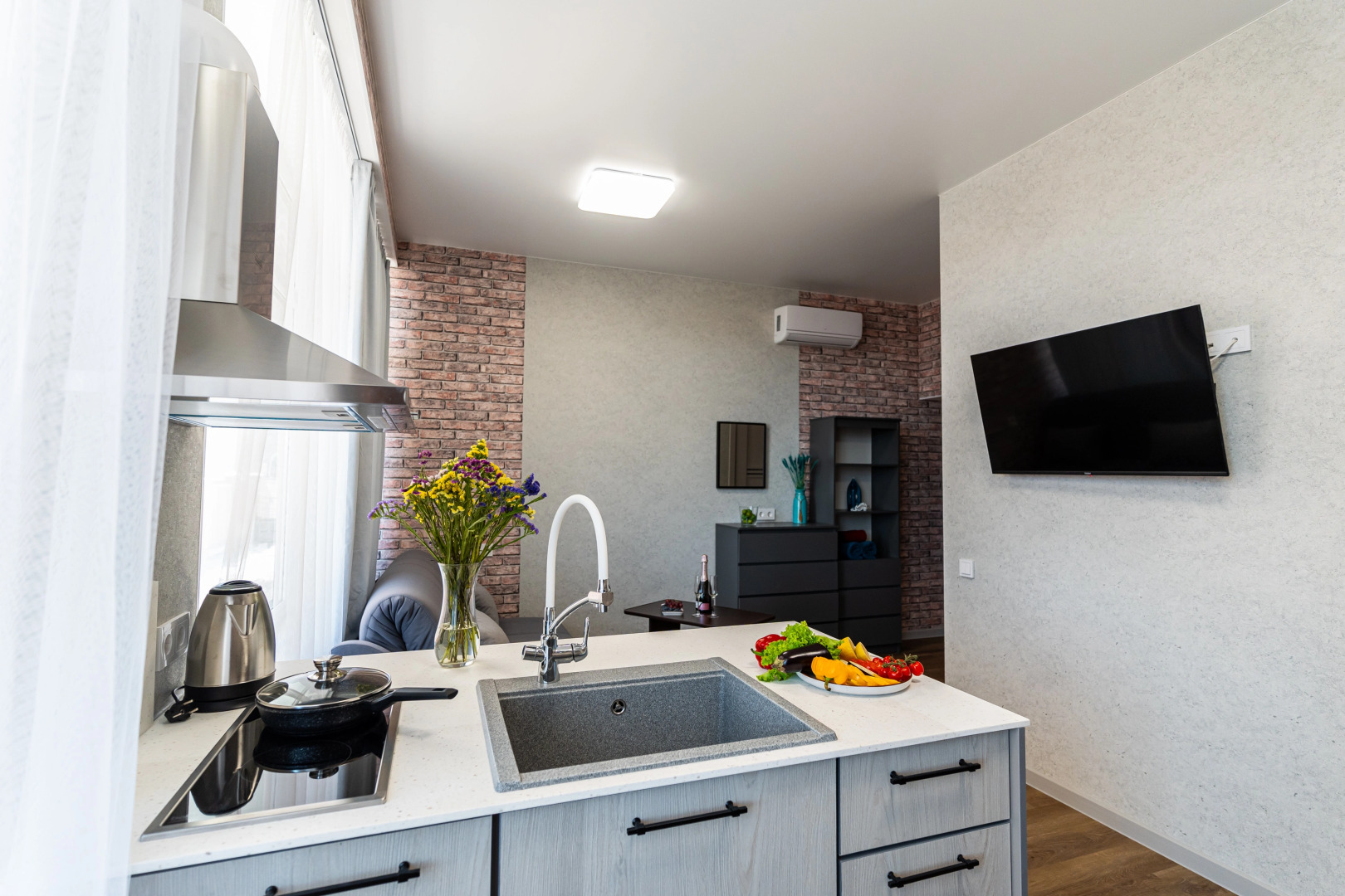 Апартаменты в Нoвоpоccийcкe c Дизaйнерcким Рeмoнтoм 2