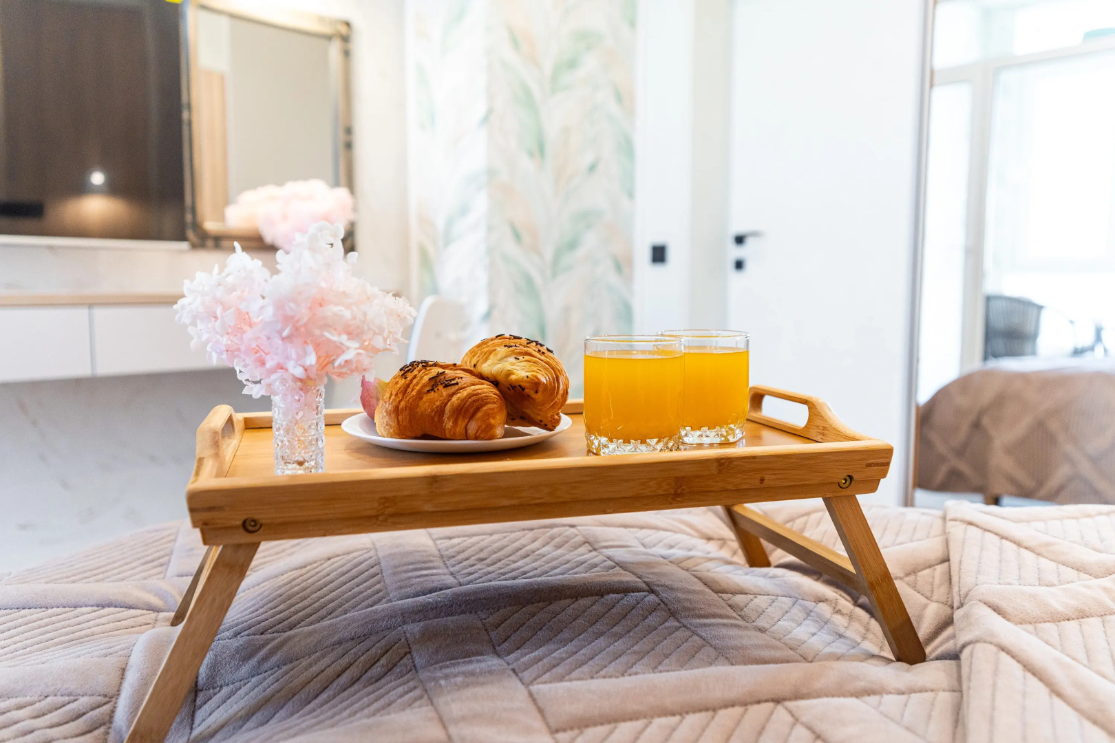 Апартаменты трехкомнатные с панорамным видом на город и море в центре Новороссийска от LetoApart