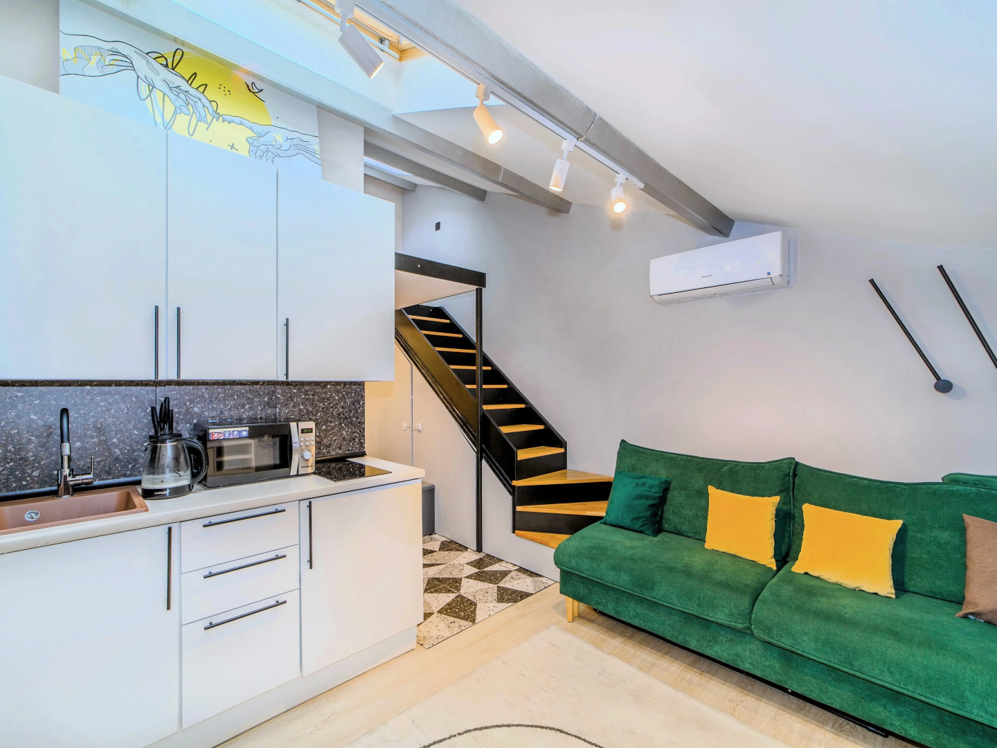 Апартаменты Современные в Скандинавском Стиле с Мансардными Окнами в Центре Москвы