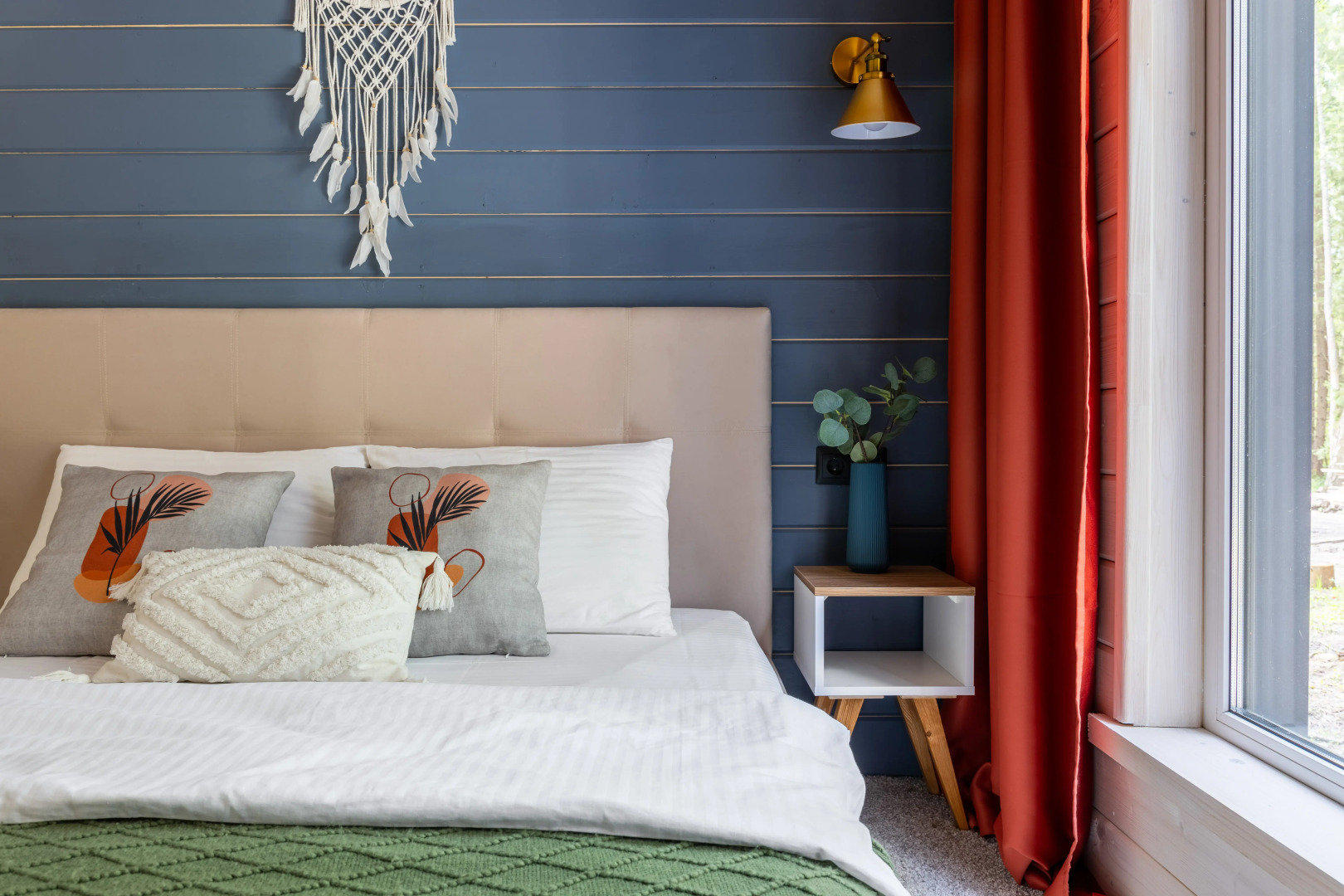 Частный дом в еловом лесу