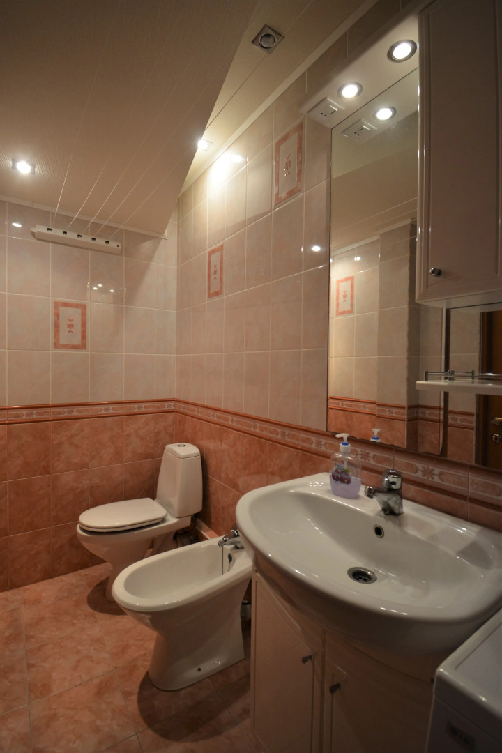 Квартира трёхкомнатная с двумя уборными лифтом и балконом