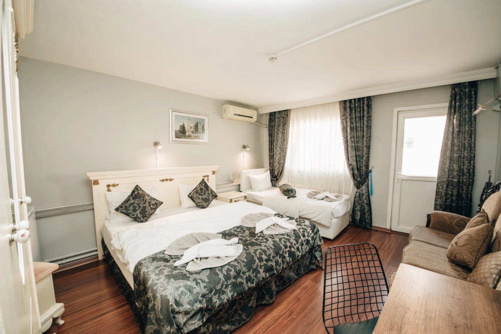 Отель Safran Suites