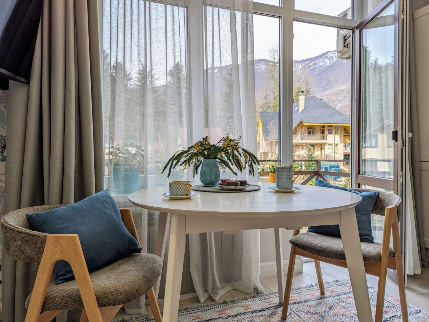 Квартира двухуровневая с видовым балконом в центре Красной Поляны