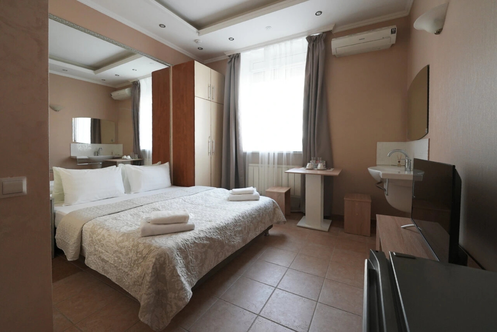 Отель Афина