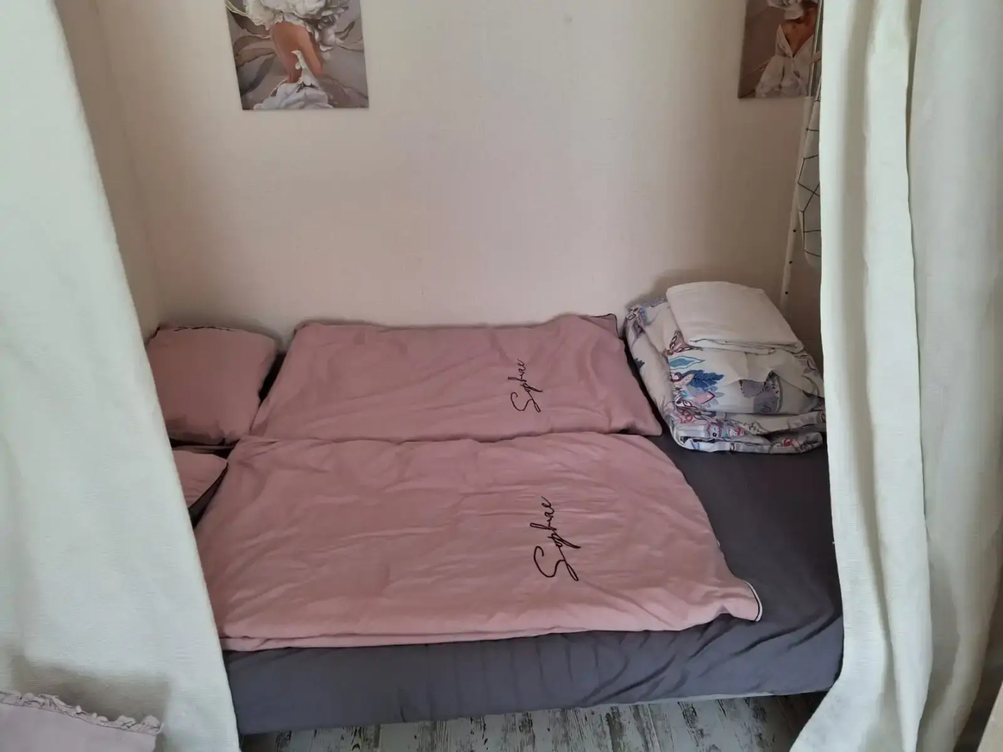 Квартира с подвесными креслами из ротанга на панорамной лоджии