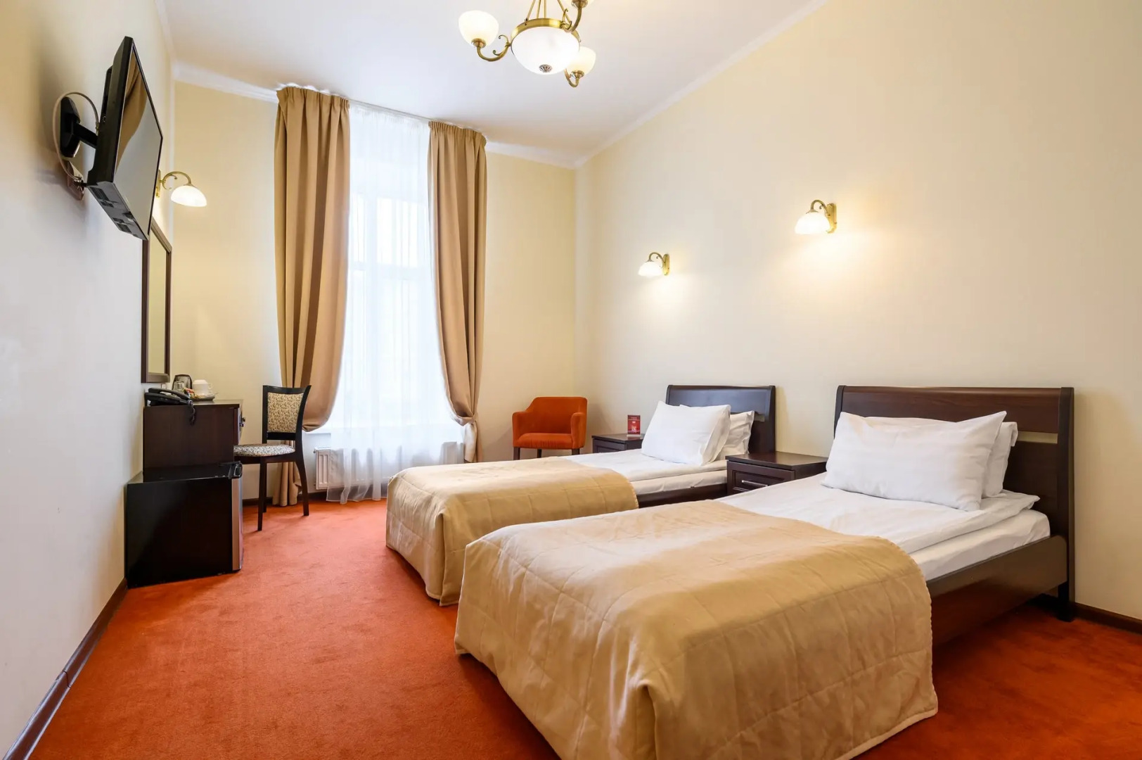 Соло на набережной реки Мойки 82