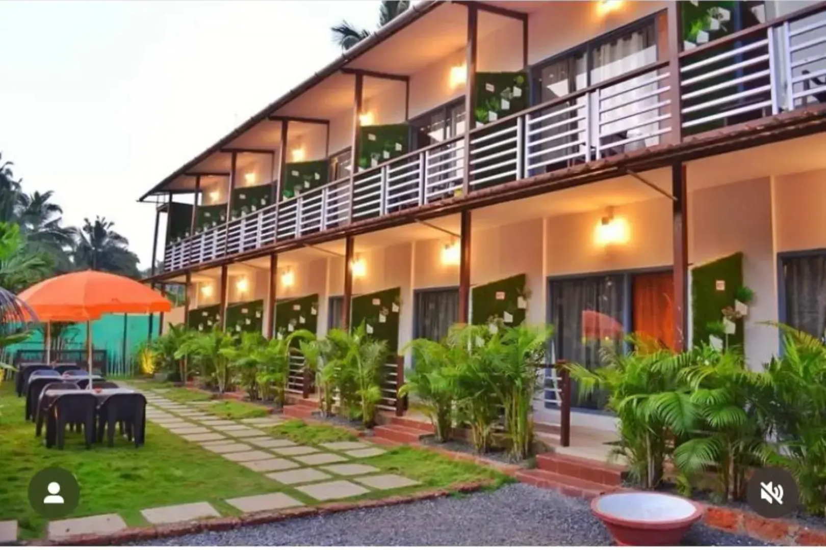 Hotel YogiTree beach Resort & Cafe