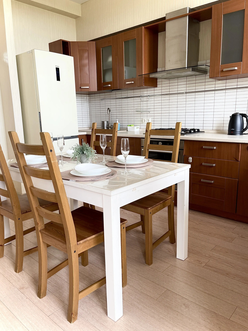 Апартаменты трёхкомнатные в центре города с балконом