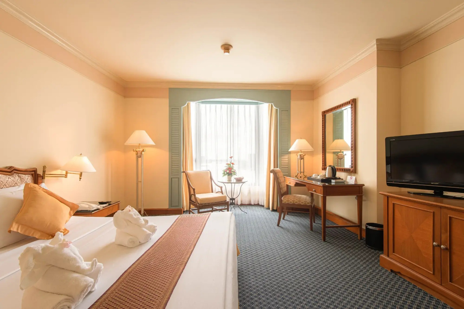 Отель Montien Riverside Hotel Bangkok