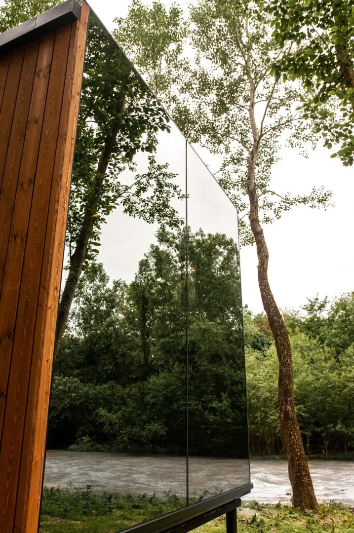 Частный Дом на Берегу Реки с Приватной Террасой и Джакузи