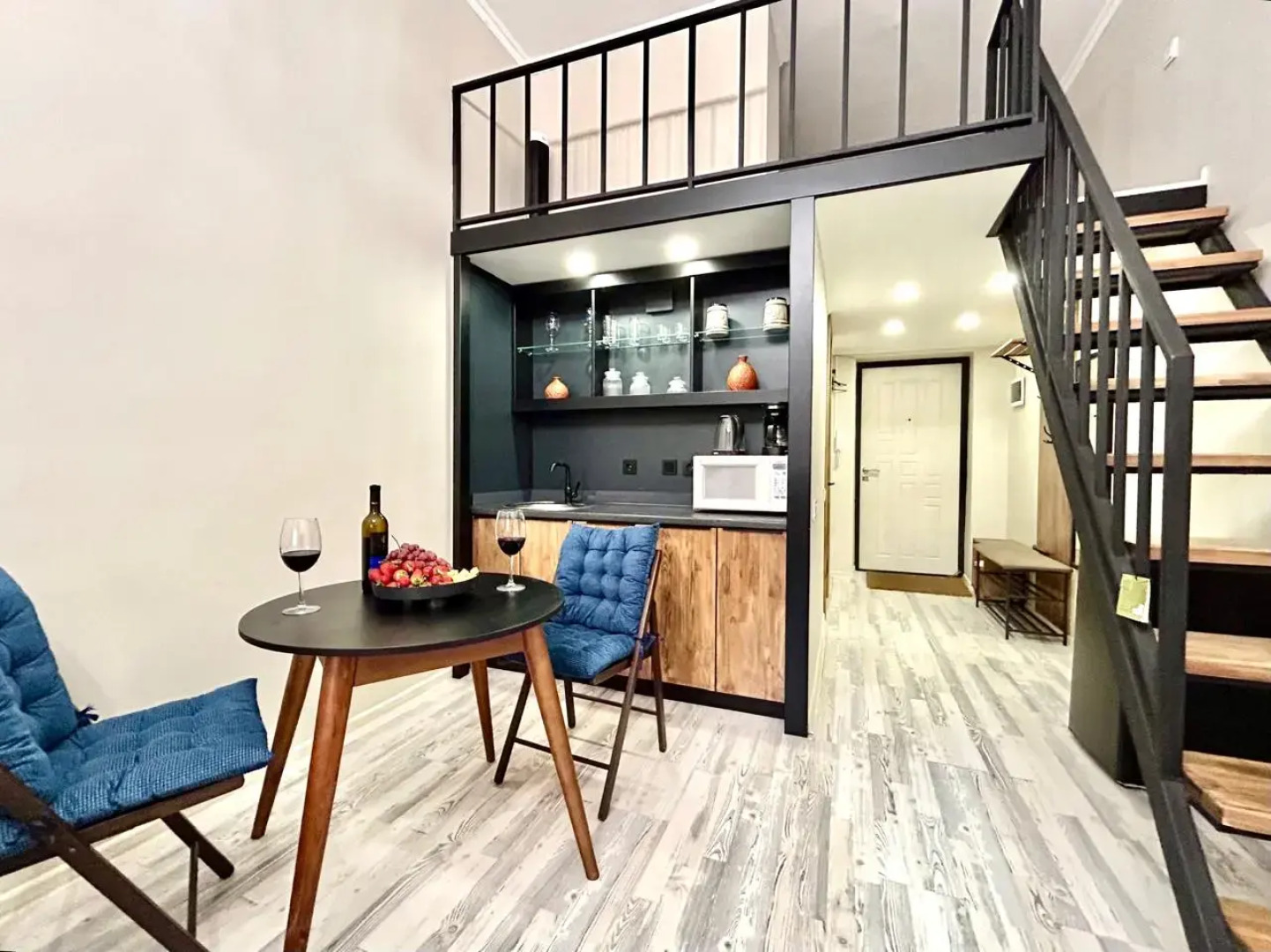 Апартаменты Двухуровневая студия Loft в центре города