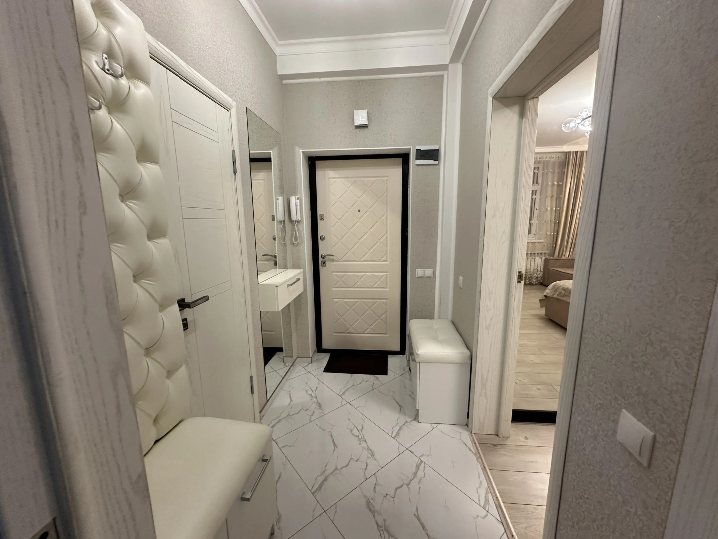 Апартаменты на Чкалова 37 с видом на горы на седьмом этаже с лоджией