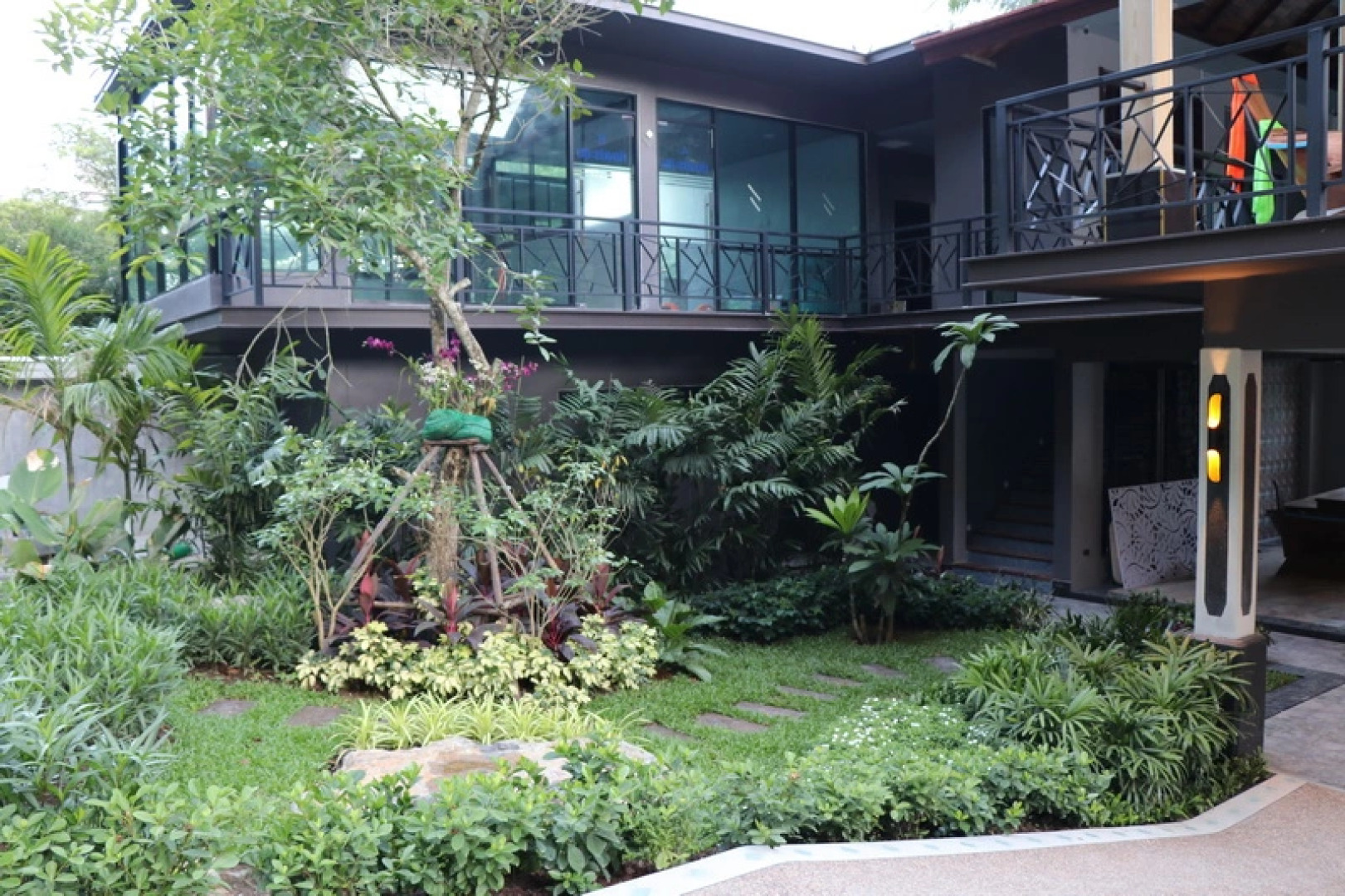 Отель The Scene Cliff View Villas