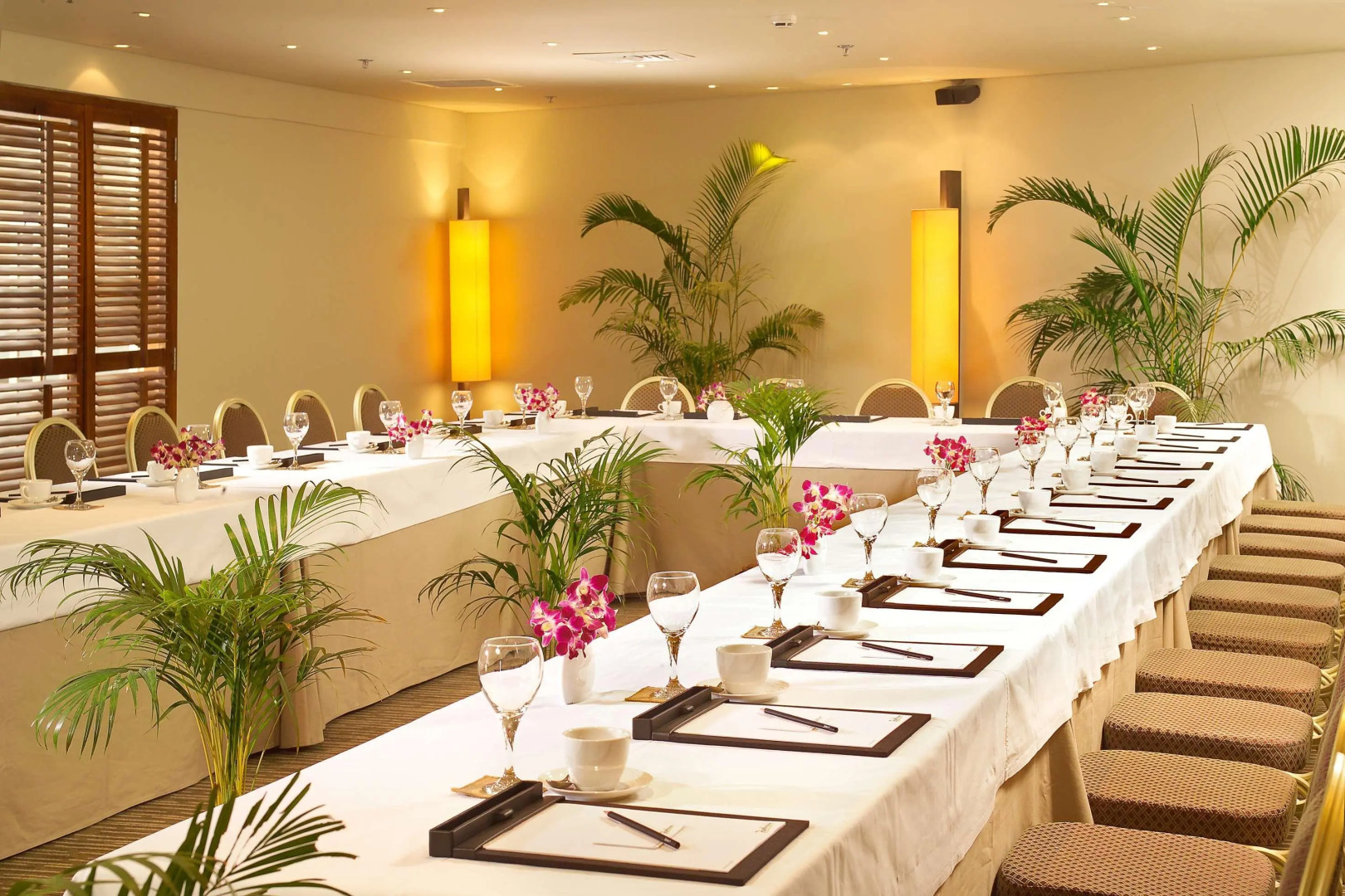 Отель Radisson Blu Dhaka Water Garden