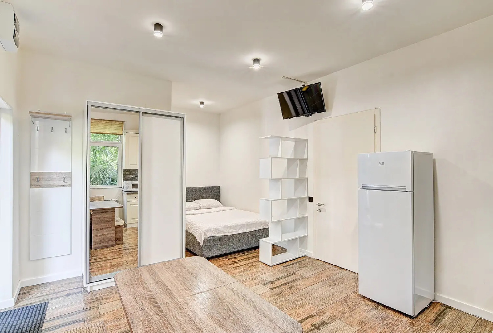 Отель Манжари