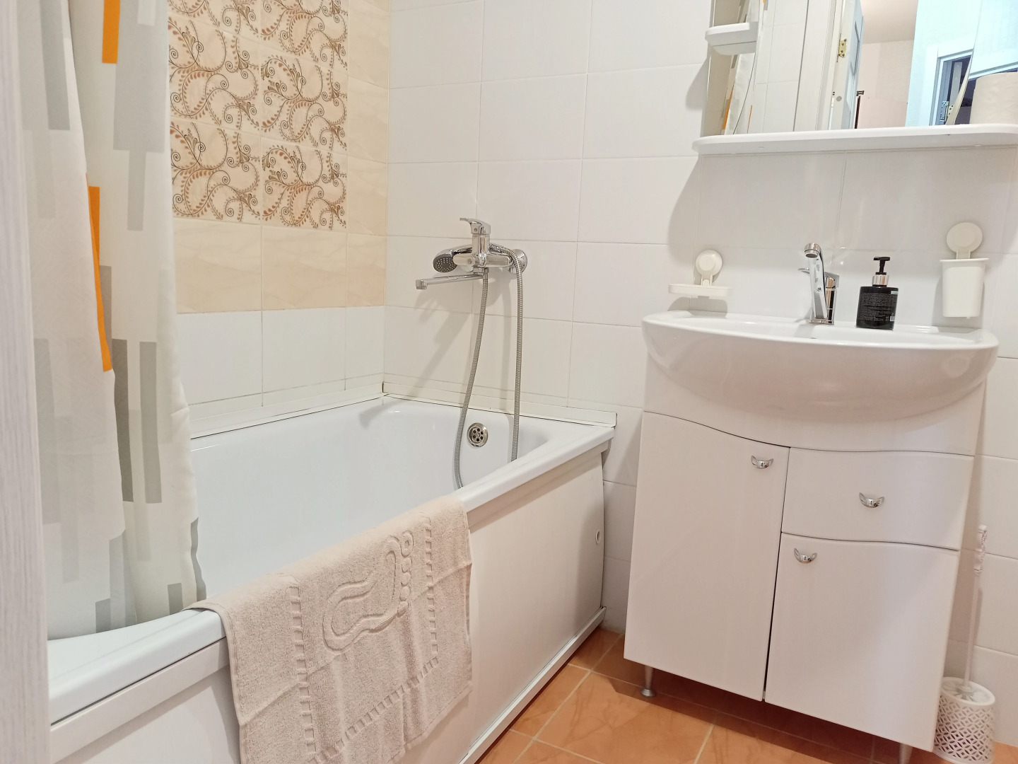 Квартира Кирова 120А оранжевая квартира