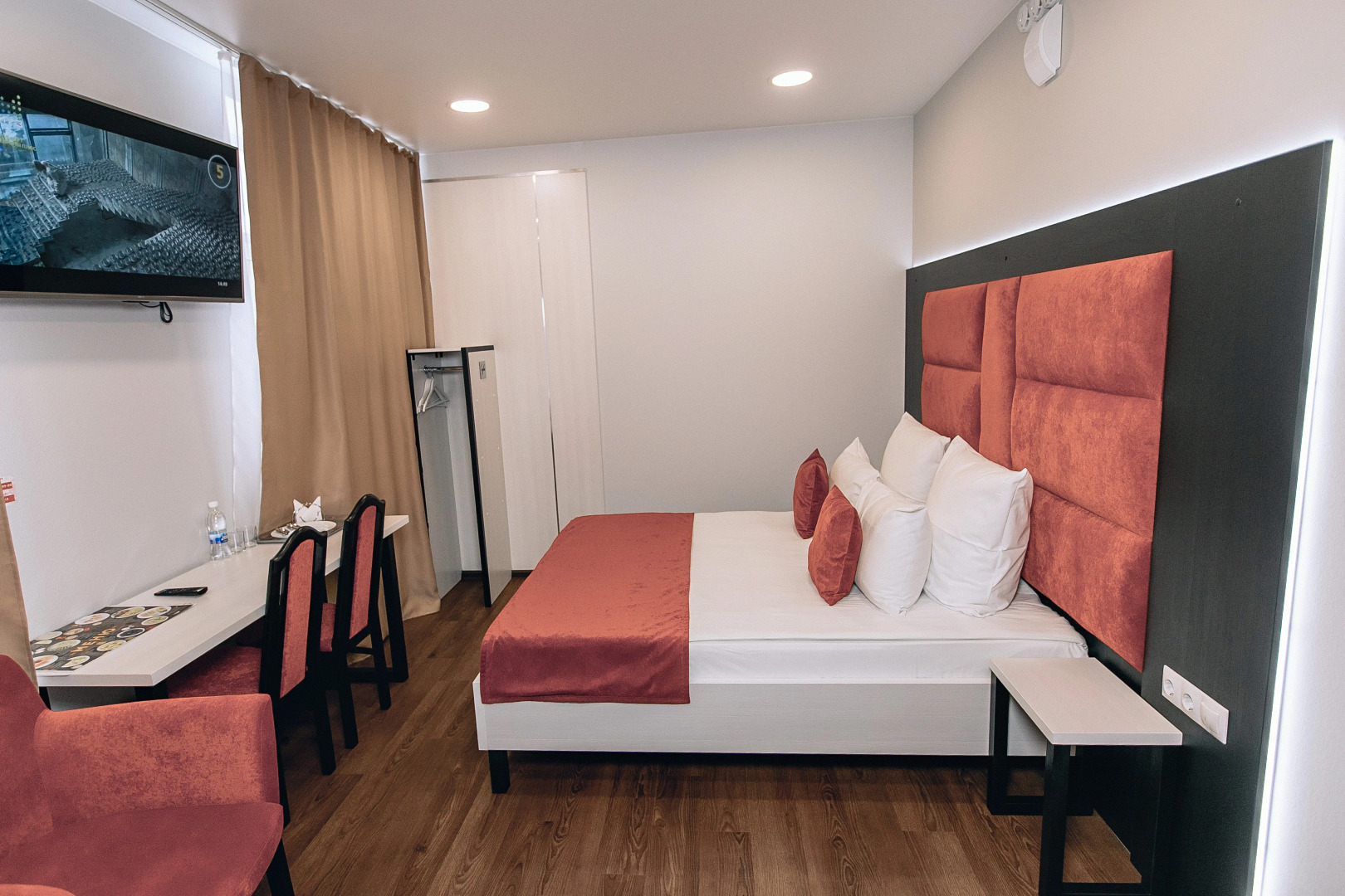 Отель RedFox в центре