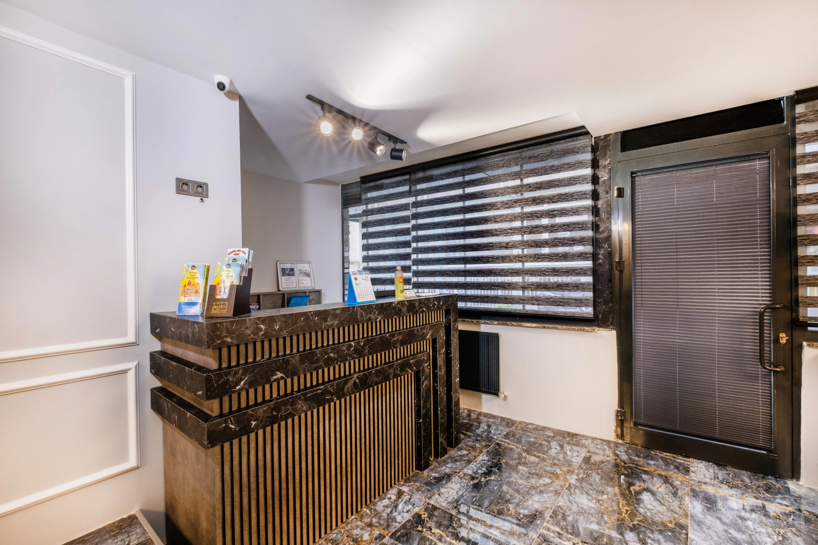 Отель The Queen Hotel