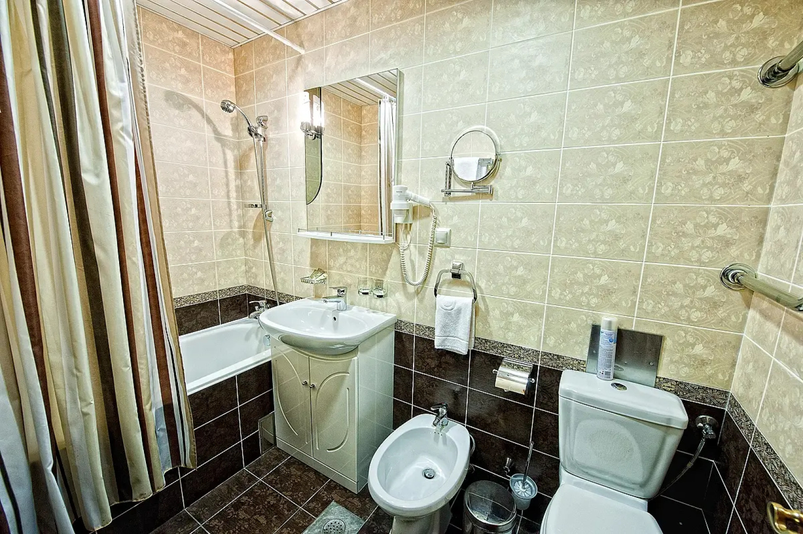 Бизнес-отель Нефтяник на Толстого