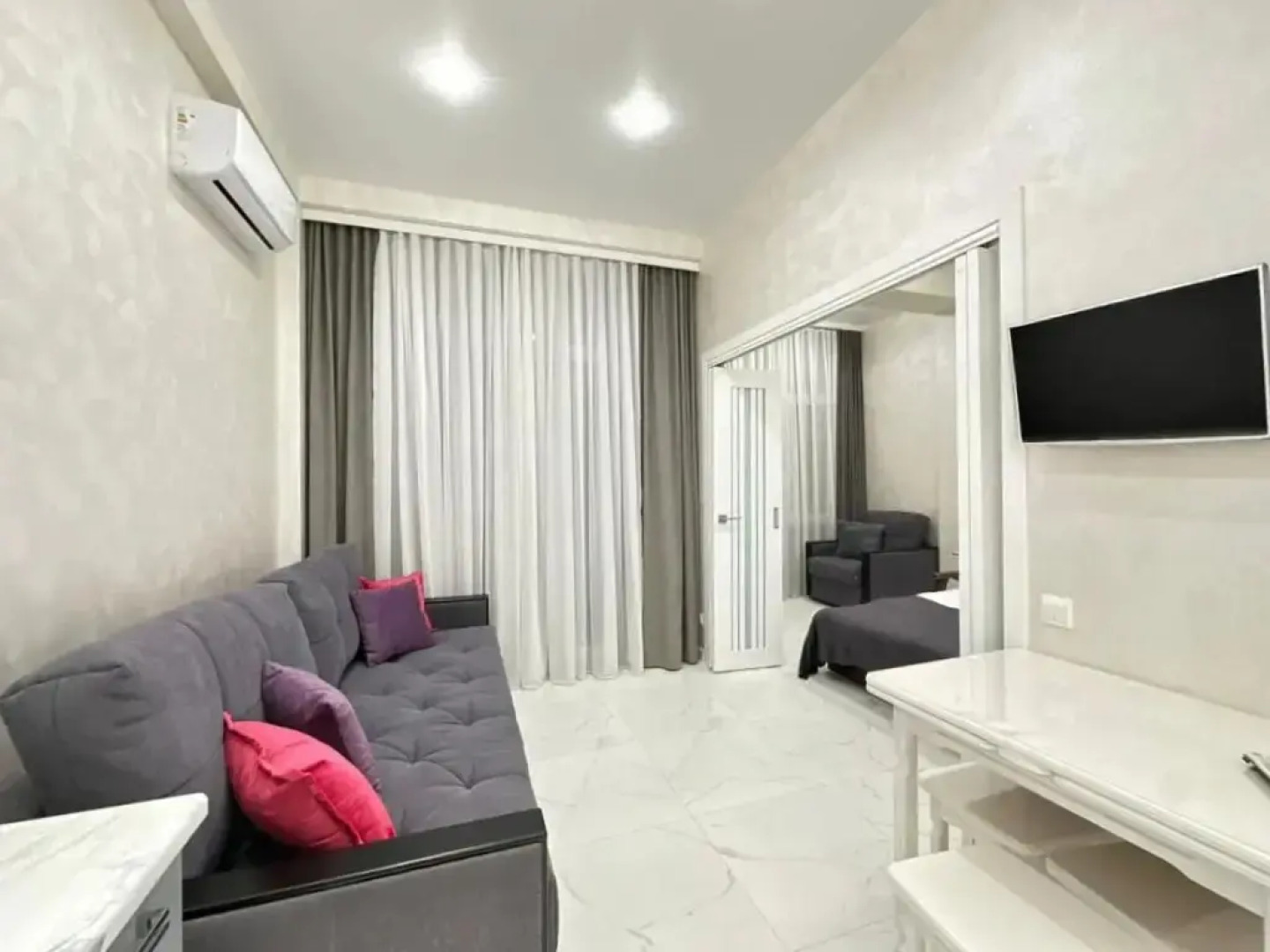 Море квартир уютная студия с панорамными окнами в центре Адлера 6