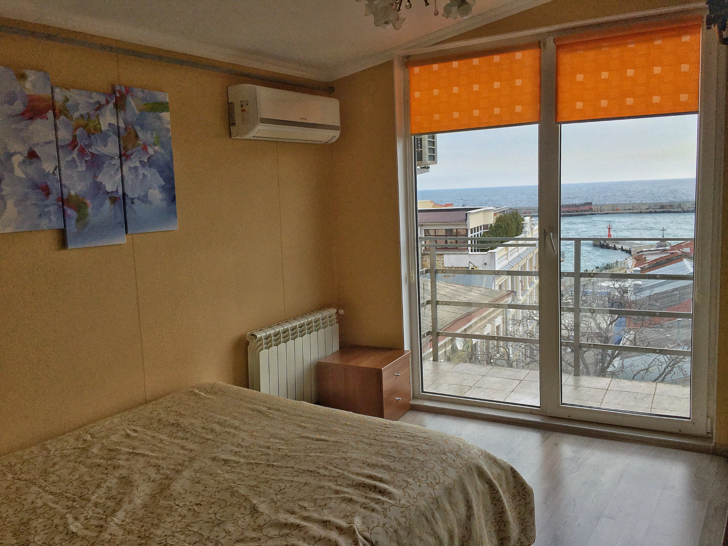 Представительская видовая двухкомнатная квартира с балконами на Набережной Ялты