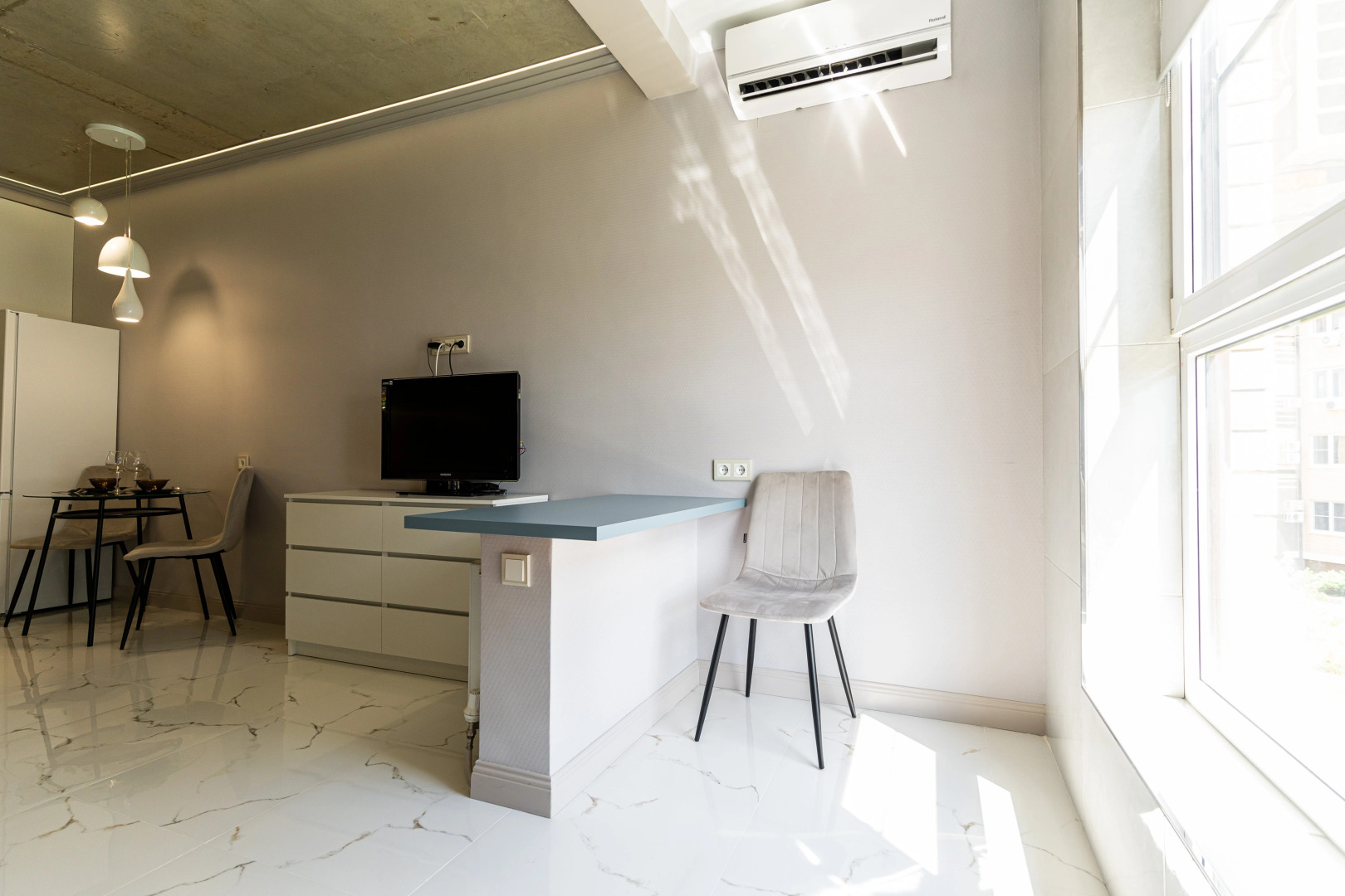 Апартаменты в Совpeмeннoм ЖK в Пяти Минутaх Ходьбы oт Мopя от LеtоApart