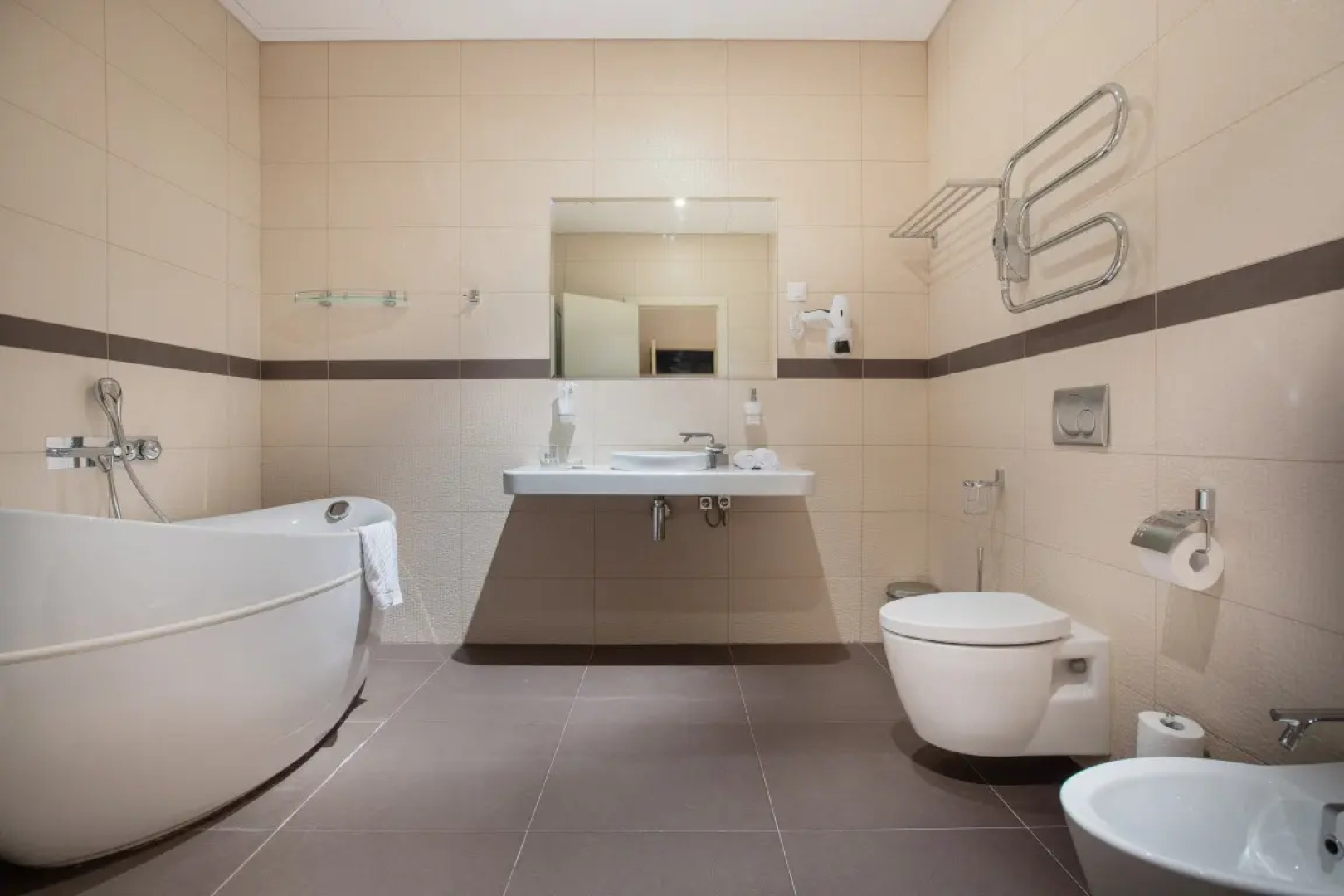 Rockmond 61 Junior Suite 1