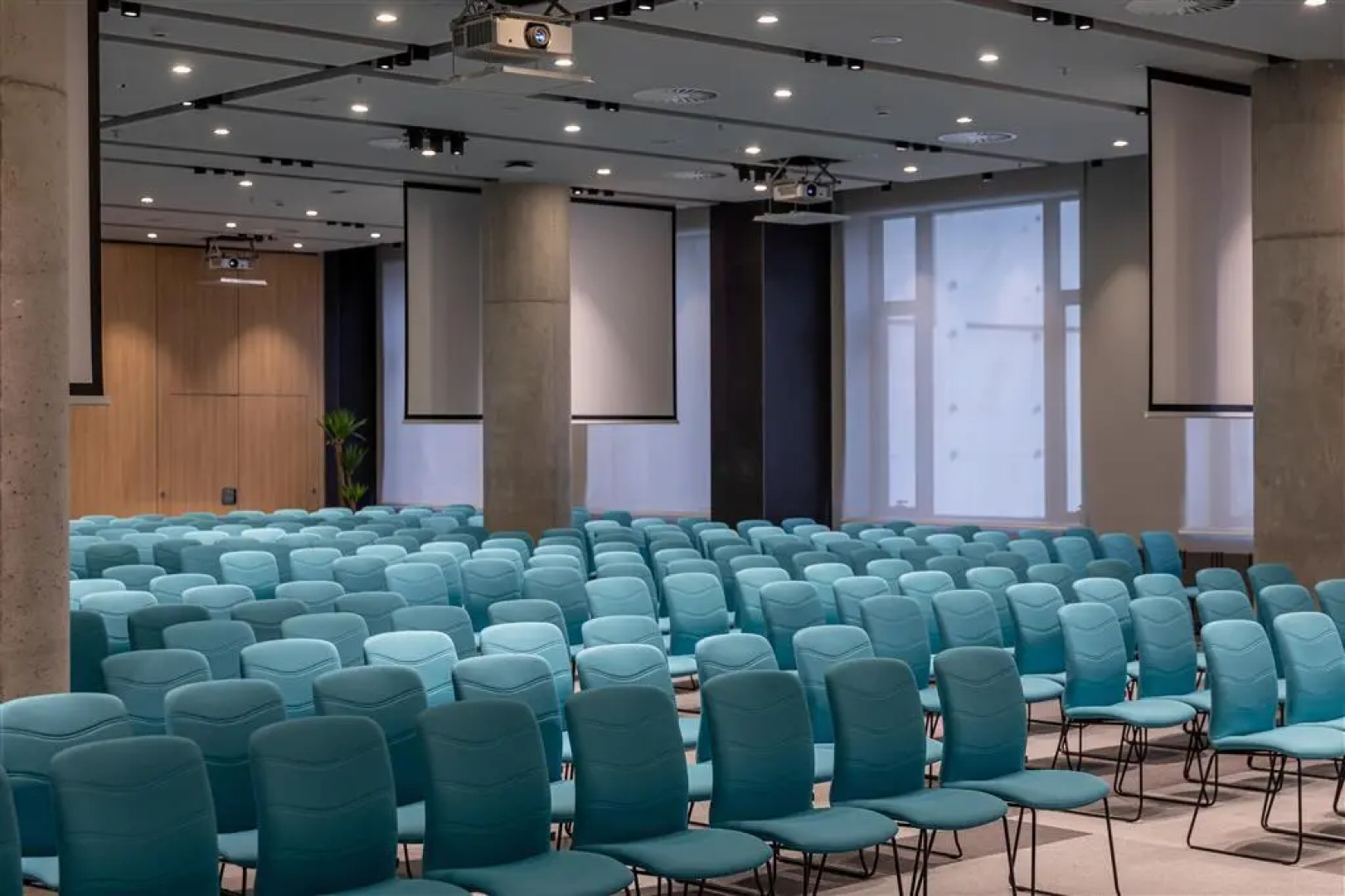 Отель Mona Plaza