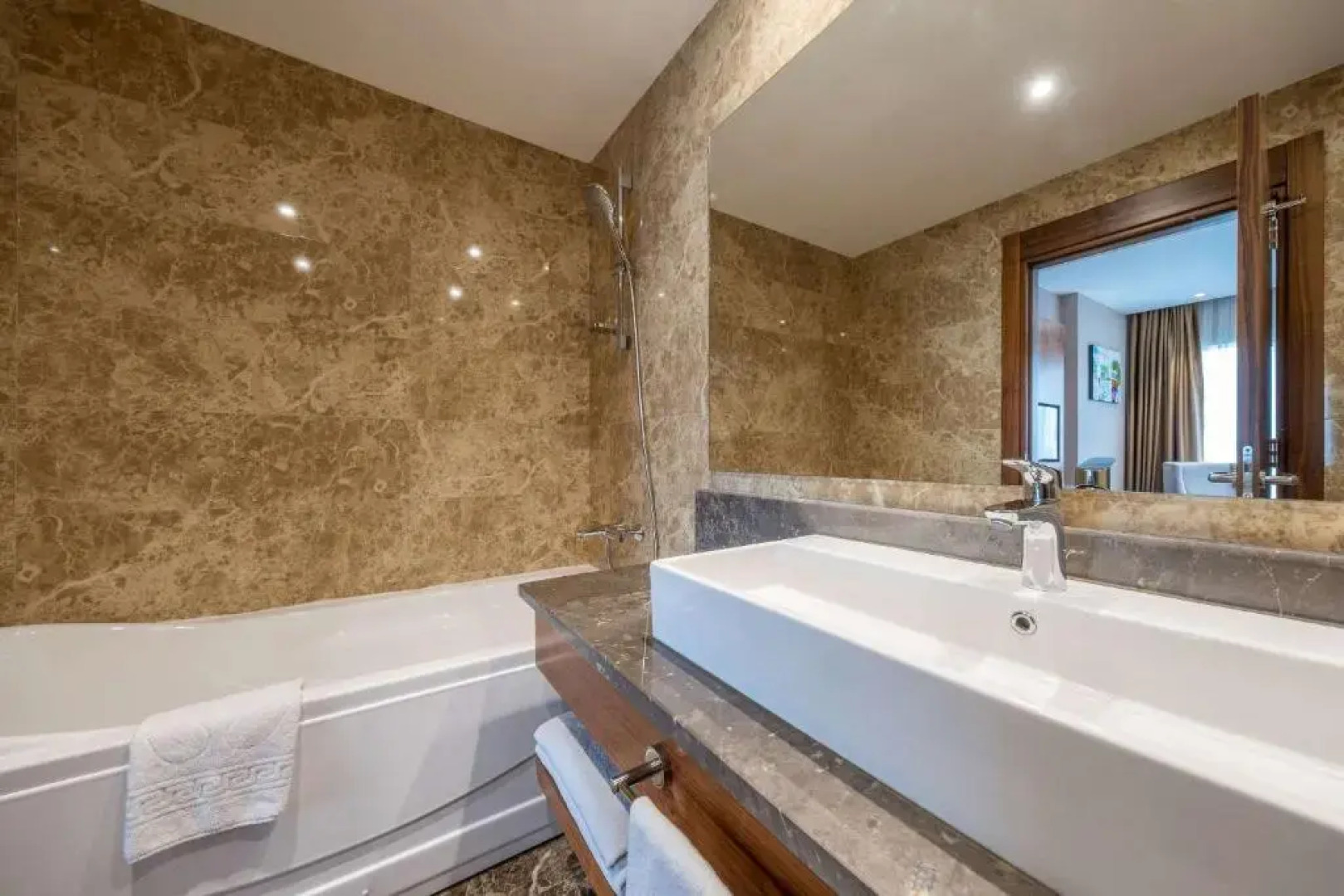 Отель Clarion Istanbul Mahmutbey