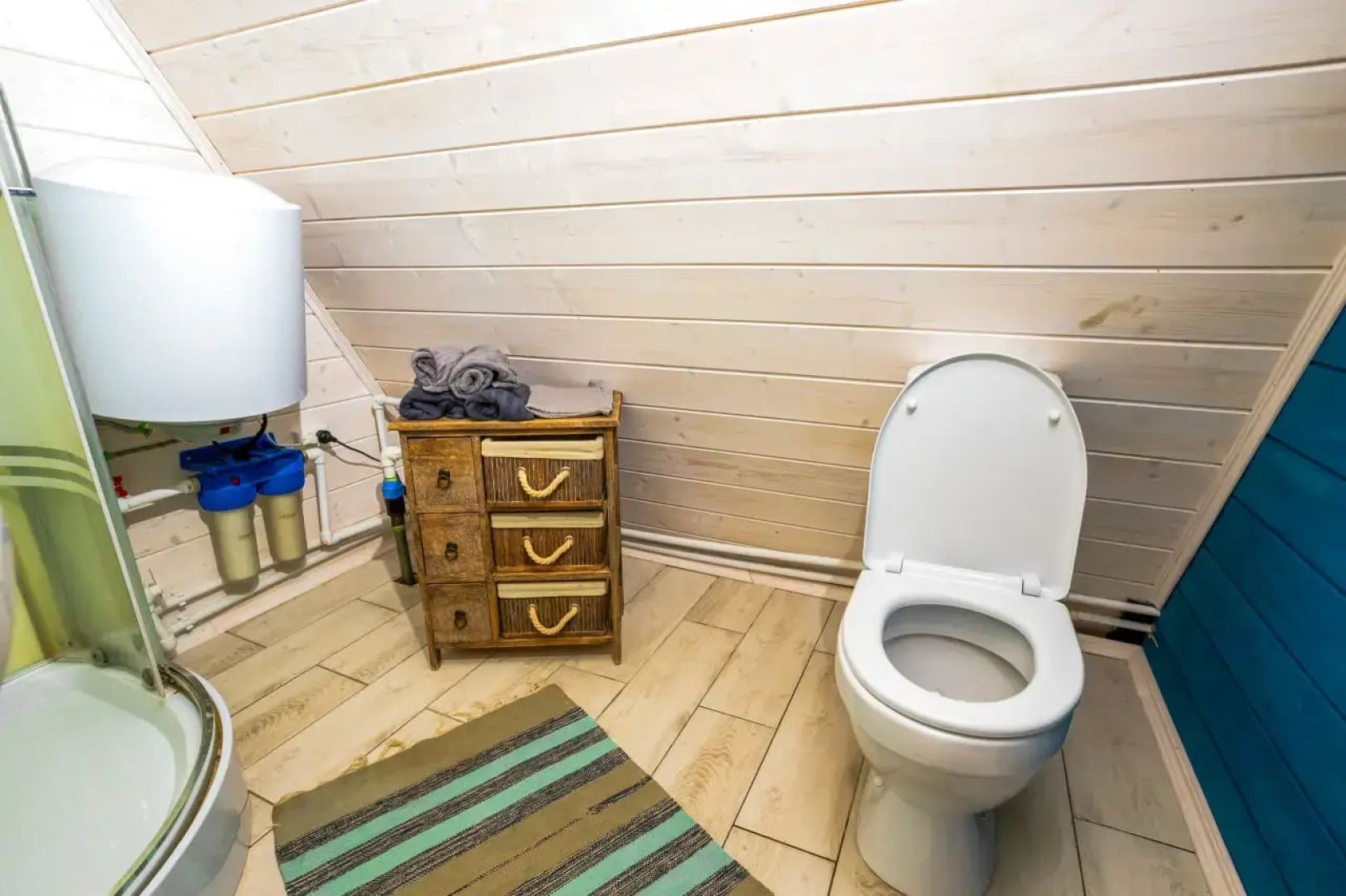 Частный дом в лесу у реки Пра