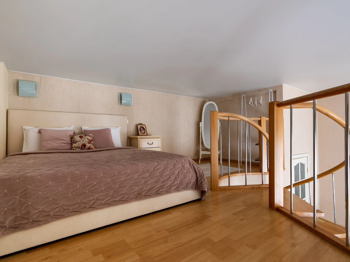 Апартаменты Granada атмосферная двухъярусная квартира-студия в историческом центре города рядом с Таврическим садом