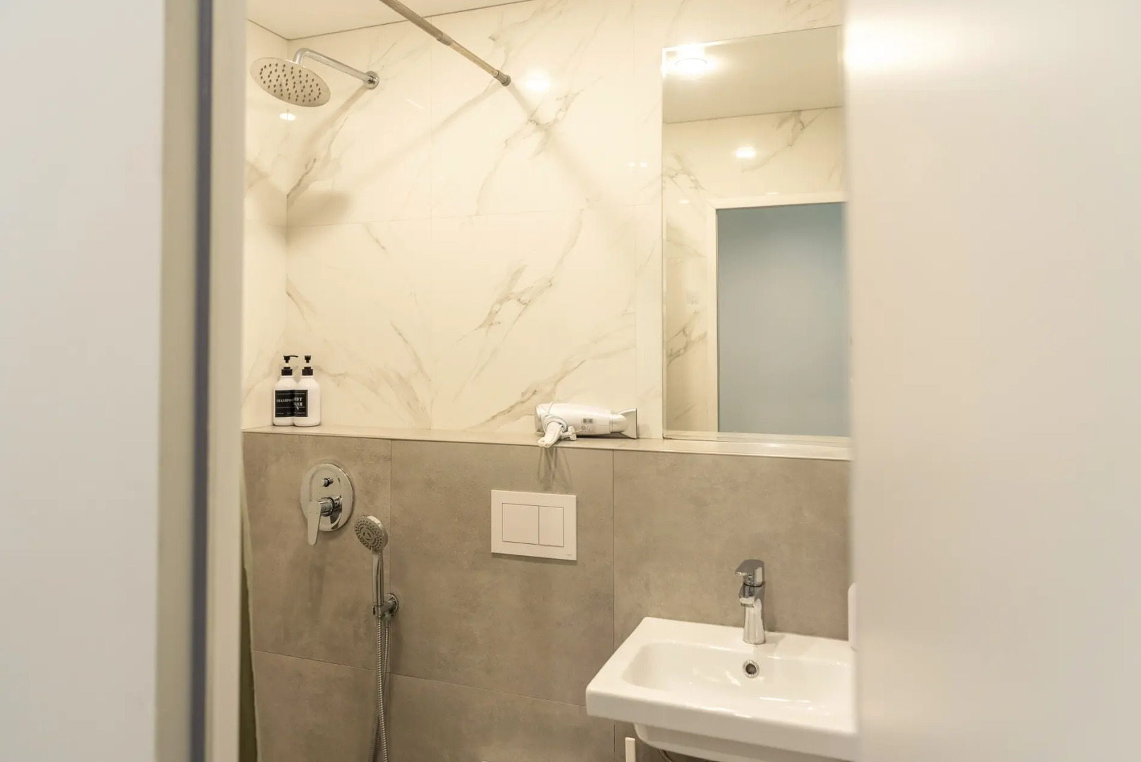 Апартаменты The Alien