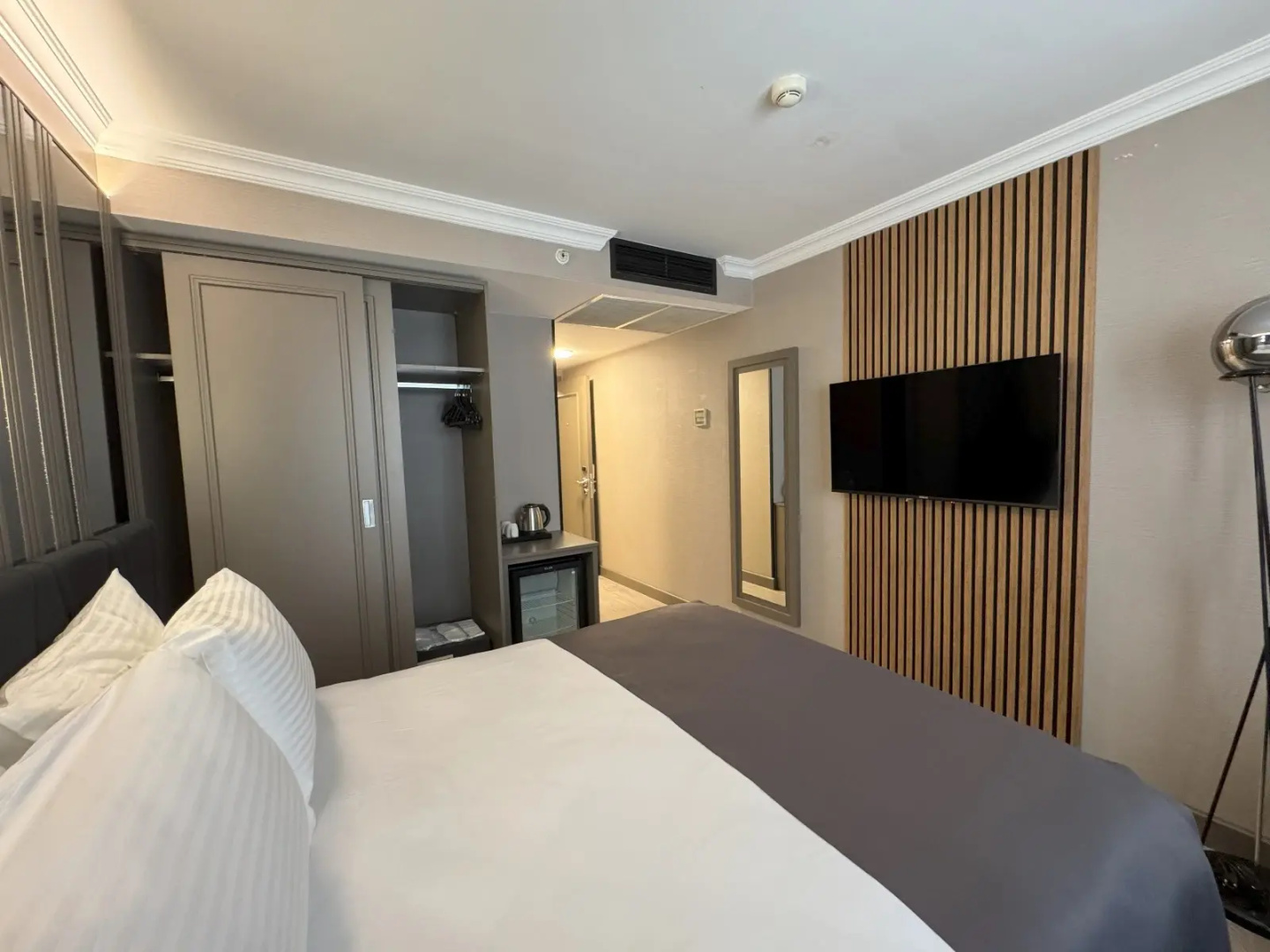 Aven Hotel