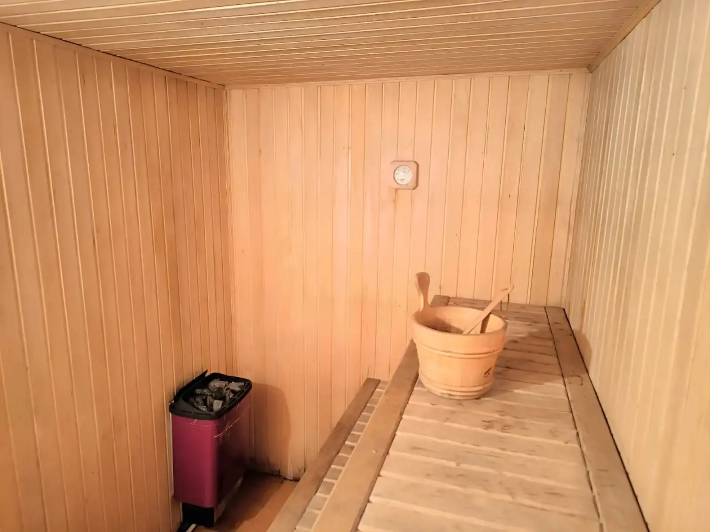 Частный дом с бассейном, сауной и камином